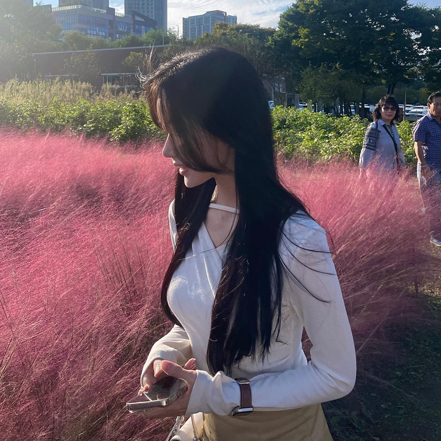 핑크뮬리 구경하는 나
를 구경하는 아주머니 아저씨,,🐿️

#하남데이트#가을데이트룩#핑크뮬리맛집
