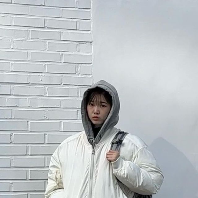 수민 on Instagram: "#광고 스탠다드에러 에센셜 후드 레이어드 패딩 ✔️남녀 공용 오버핏 패딩 ✔️후드 집업 레이어드 디테일 탈부착 가능 ✔️발열 안감과 부드러운 터치감의 소재로 포근
