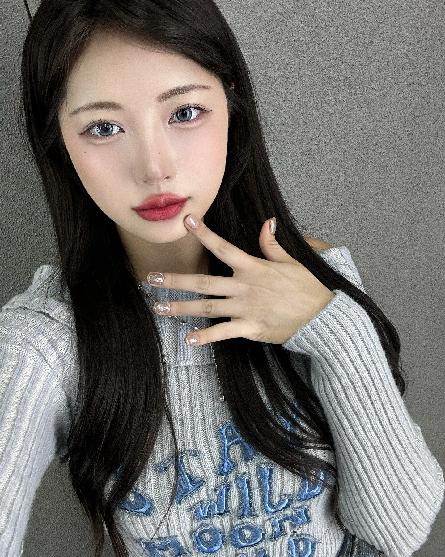 #협찬 #제품제공 
가을 느낌 물신나는 감도 깊은 컬러에 자석 아트의 일렁임이 더해져 움직일 때마다 오묘하게 빛나는 스페셜 아트 ‘글로우 마그넷’

신비로운 라벤더컬러 위 실버,블루빛의 자석글리터를 섞은 
프렌치마그넷아트🍂🛎️

✔️네일 샵의 프로퀄리티 젤과 독자적인 베이크드 공법으로 완성된 도톰-쫀쫀-고광택 퀄리티 스티커
✔️굽지 않아도 되는, 하드 젤 타입의 노램프 젤네일스티커로 단단하고 견고함을 유지
✔️세계적인 동물보호단체 PETA의 비건&크루얼티프리 공식 인증

‼️공식몰에서 마그넷 아트 기획전 진행‼️
1. 일정 : 10월 15일 ~ 10월 30일 
2. 내용 : 마그넷 2개 이상 구매 시, 프리탑젤 증정! + 신규 회원 가입, 첫 구매 시 젤램프 추가 증정!

#플래닛마그넷 #스텔라마그넷 #그레이프와인 #앤티크골드 #베이크드젤티이램프 #샵케어프리탑젤 #샵케어젤오프세럼

edgeu_official