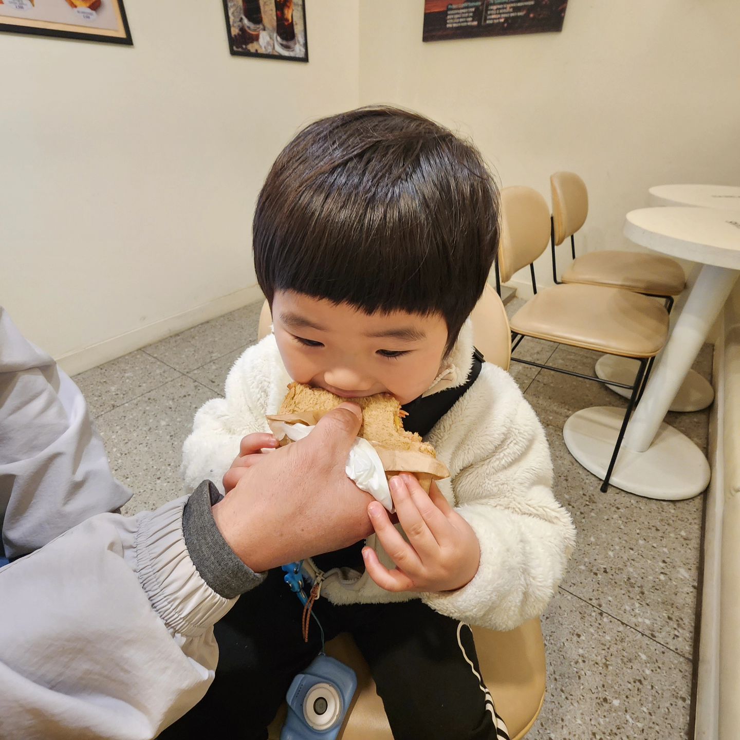 #협찬 #충남카페 #충남디저트 #충남데이트 #논산데이트 #논사디저트 #논산카페 #논산카페추천 #논산맛집 #충남맛집 #논산샌드위치 #충남샌드위치 #논산시카페 #논산시데이트 #논산시카페추천 #바빈스커피논산취암점 
한바탕 공원 산책후  간식타임  샌드위치와 음료  가성비좋고  샌드위치 정말 맛있네요.