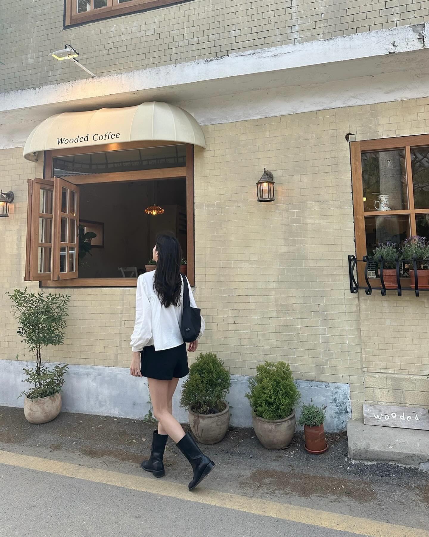 #협찬 여기저기 편하게 들 수 있어서 좋은 보부상에게 딱인 가방.. 👜🖤
앞 포켓덕분에 수납력두 최고에요

#질바이질스튜어트 #JILLBYJILLSTUART #질러크루 #질러크루5기 #24SS #코라나일론숄더백 #나일론숄더백 #숄더백 #가방추천