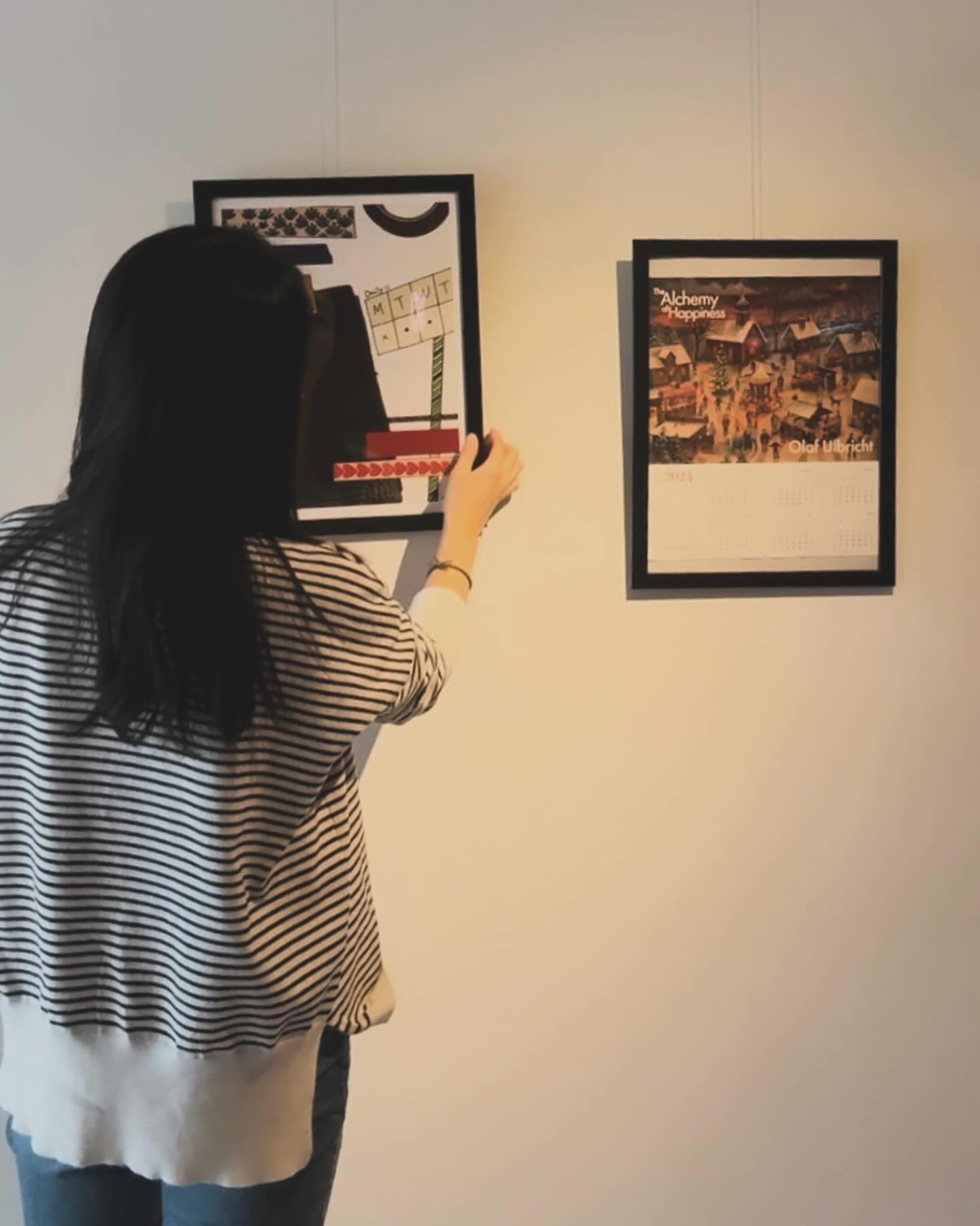 #기록

기록을 하는 이유는 일상의 순간을 흘려보내지 않고 
기억하기 위해서이다
기록의 또 다른 방법으로 홈 갤러리인 EPI-FRAME 
성황리에 오픈했는데 (성화리 헿)

” Episode X Frame“
일상의 소중한 기록을 프레임에 담아주겠어 라는 의지

매일 우리를 지켜주는 기록생활
언니의 포티프로젝트 sesesera
시작의 일환으로 아이패드로 그린 첫 출력물

우리는 매일 저녁 다양한 방법으로 하루를 정리하고 내일을 준비한다.
좋아하는 펜 과 마스킹테이프로 좋아하는 종이에 기록하거나 필사를 하거나 책을 읽거나 편지를 쓴다
기록하는 행위는 분주한 일상을 정리하고 나를 더 단단하게 만드는 일인데
우리 자매는 이 시간이 주는 값진 경험을 잘 알고 있다 언니는 내가 쓰는
다이어리와 즐겨찾는 문구류들을 그림에 담았다 싱크로율 100%

언제나 상대를 생각한 모든것들은 귀하고 빛난다.
컷팅식도 했어야 했나 싶을정도로 멋진 그림이 걸려 
행복한 2월 시-작
♡̵ 

vecky_im