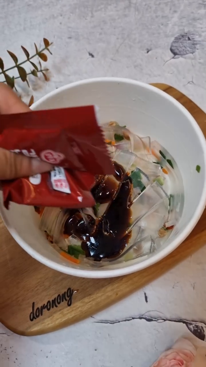 #협찬 오뚜기 신상라면 감짝감짝 납작면 매콤찜닭맛 & 떡볶이맛#라면그램🍜 감자전분으로 만들어 쫀득하고 쫄깃한 새로운 식감이 넘 매력적인 신상라면. 소스를 넣고 전자렌지에 살짝 돌려주면 풍미가 더 진해져 맛있게 즐길 수 있다😋 찜닭 먹을때도 납작당면 추가를 좋아하는데 찜닭이랑 떡볶이맛에 당면조합이라니 완전 제대로임❗️ 칼로리도 부담스럽지 않아서 간식이나 야식으로도 즐기기 딱이다:)

👉 아래 링크 통해서 "깜짝 할인쿠폰" 다운로드 받고 감짝감짝 납작면 만나보기
https://www.ottogimall.co.kr/front/promo/event/232?utm_source=viral&utm_medium=revu&utm_campaign=gamjjak

#오뚜기 #감짝감짝납작면 #납작당면 #매콤찜닭 #떡볶이맛 #신제품출시 #신상라면 #편의점신제품 #편의점꿀조합 #라면레시피