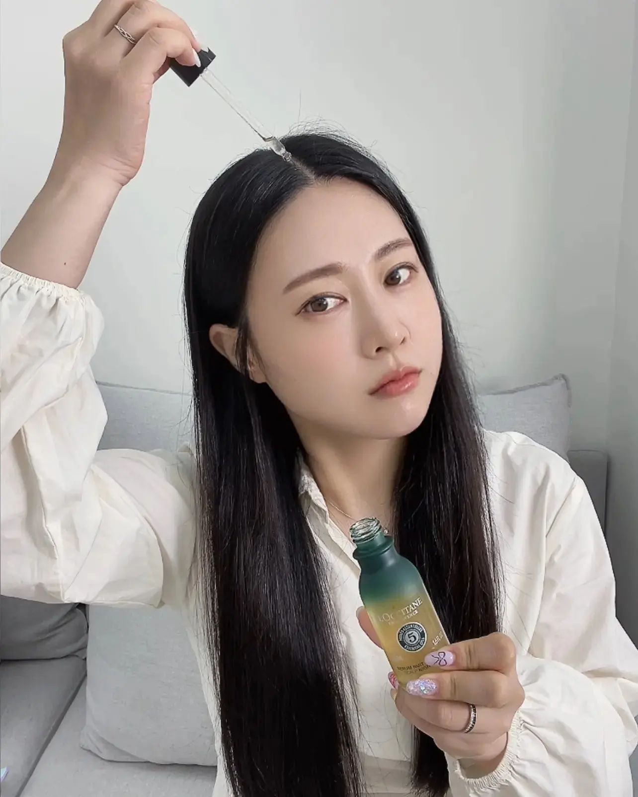 #광고
어려보이고 싶으면 머릿결관리는 필수인거 아시쥬?
샵 오픈을 앞두고 스트레스를 받아서인지 지루성 두피염이 다시 심해지고있는 느낌이고 이렇게 나이가들고 두피가 건강하지 못할수록 모발이 가늘고 힘이없어지잖아요
항상 두피와 모발에 신경을 많이쓰는 타입이라 두피세럼을 챙겨바르려고 노력하는데 요즘 바빠서 놓치고 있었거든요
얼마전 록시땅에서 스칼프 나이트 세럼을 보내주셔서 사용해봤어요

노란 고농축 에센셜 오일이 함유되어 집중적으로 영양공급을 해주는데, 처음엔 오일이 함유되어 기름이끼지 않을까 걱정했지만 자연 유래 성분이라서 그런지 듬뿍 사용했음에도 흡수가 되고나니 보송보송 전혀 끈적이미 남지 않았어요
나이아신아마이드가 함유되어 두피장벽 강화에 도움을줘 두피와 모발이 탄력있고 건강하게 만들어준다고하니 일주일째 매일 열심히 챙겨바르고 있어요 
시원한 꽃잎&풀잎 향으로 힐링까지 되는 기분♡ 여러분께도 소개해 드려요

록시땅 스칼프 나이트세럼은 록시땅 공식 홈페이지와 전국 록시땅 오프라인매장에서 구매하실 수 있어요!

#록시땅 loccitanekorea
#록시땅헤어 #스칼프나이트세럼 #SOS스칼프세럼