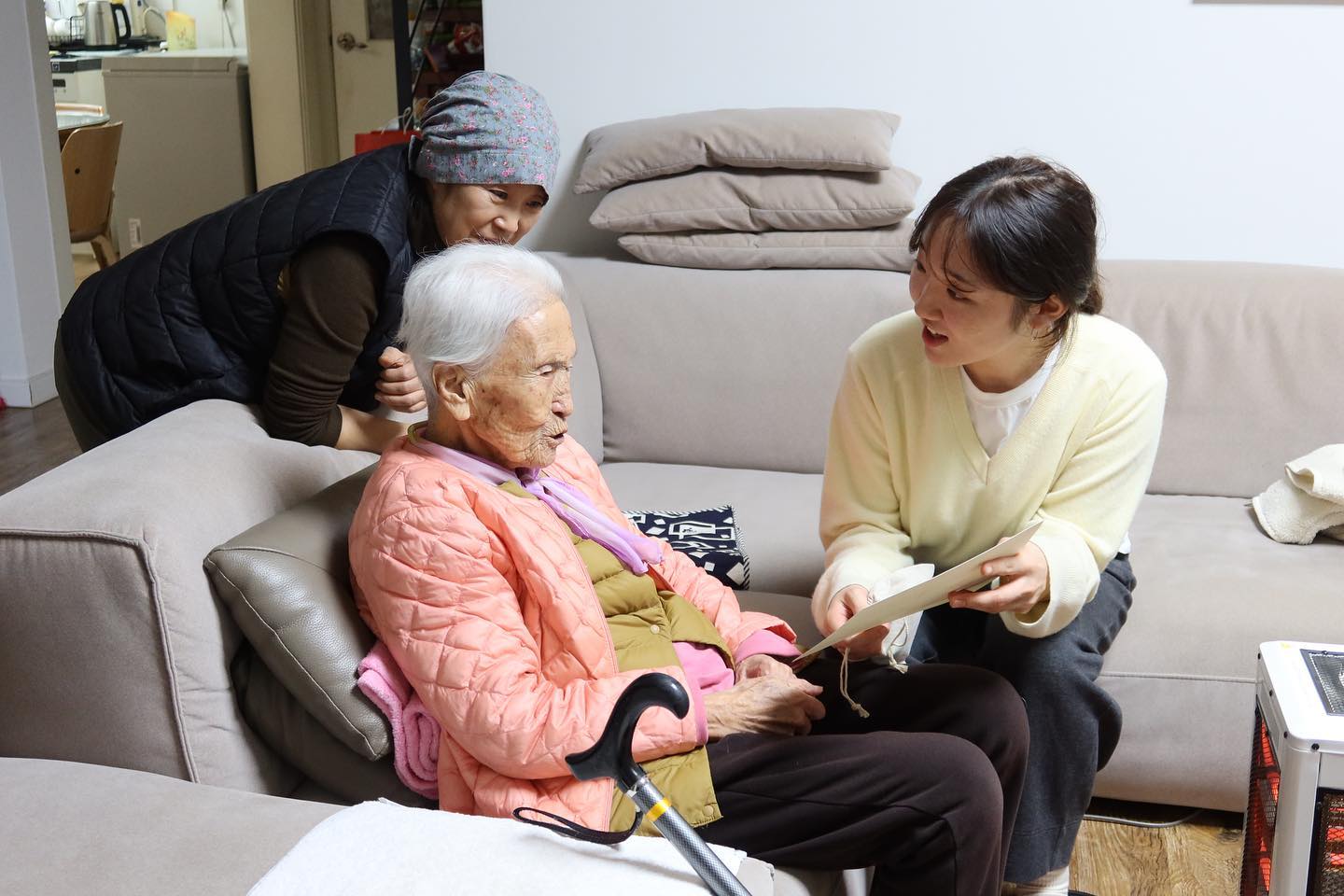 옥토퍼스 가든 마켓을 다녀온 지 벌써 한 달이 지나버렸다. 한 달 사이에 우리에게는 그동안 많은 일들이 있었다. 매장을 정리했고, 이유는 모르겠지만 갑작스러운 응급실행으로 시작해 감기, 독감까지 쓰리콤보 연속으로 아파서 우빈이의 마음을 제대로 속 썩였다. 오랜만에 아파봤더니 정말 아무것도 못했다. 어느 정도였냐면 ‘아, 아프니까 아무것도 못하고 있네.‘라는 생각만 일주일이나 한 것 같다. 그래서 우리의 애쓴 시간들이 많이 쌓여버렸다. 이제 다시 차곡차곡 정리해야지.
⠀
이번 10월에 속초에서 열렸던 옥토퍼스 가든 마켓에서 우리가 판매했던 가을 채소 피클(가지, 가시오이, 연근)과 가을 과일 피클(참외, 멜론, 감), 한가을 절임(방울토마토, 샤인 머스캣) 그리고 송복희 할머니(우빈이의 멋진 97세 친할머니)의 애쓴 수세미까지 모두 손이 많이 가는 애쓴 메뉴들로 준비했었다. 준비했던 절임과 피클에 사용하는 병도 하나하나 삶고, 과일도 채소도 좋은 것들로 손질해 정성스레 만들었다. 수세미는 애쓴식탁의 로고색으로 골라 노란색, 파란색, 갈색으로 할머니께서 직접 한 땀 한 땀 서 넣은 수세미였다.
⠀
신기하게도 찾아주시는 모든 분들은 말씀을 먼저 드리지 않아도 우리가 담은 마음과 정성을 느껴주셨다. 따뜻한 눈빛으로 바라봐 주시고, 웃어주시고 그것만으로도 행복했다. 서로서로 나누고 베풀기를 좋아하는 우리라 그런가 보다.
⠀
우리는 마음을 전할 수 있는 일이라면 힘들어도 기분이 좋아진다. 그래서 일도 진실한 마음을 전할 수 있는 일을 하기로 마음먹었다. 요즘 세상은 어떤 마음과 어떤 경험을 느낄 수 있느냐에 따라 값이 메겨지는 세상이다. 그런 우리가 나서기 좋은 세상이 온 것 같다.
⠀
우린 진실한 마음을 전할 수 있는 브랜드를 만들기로 했다.
⠀