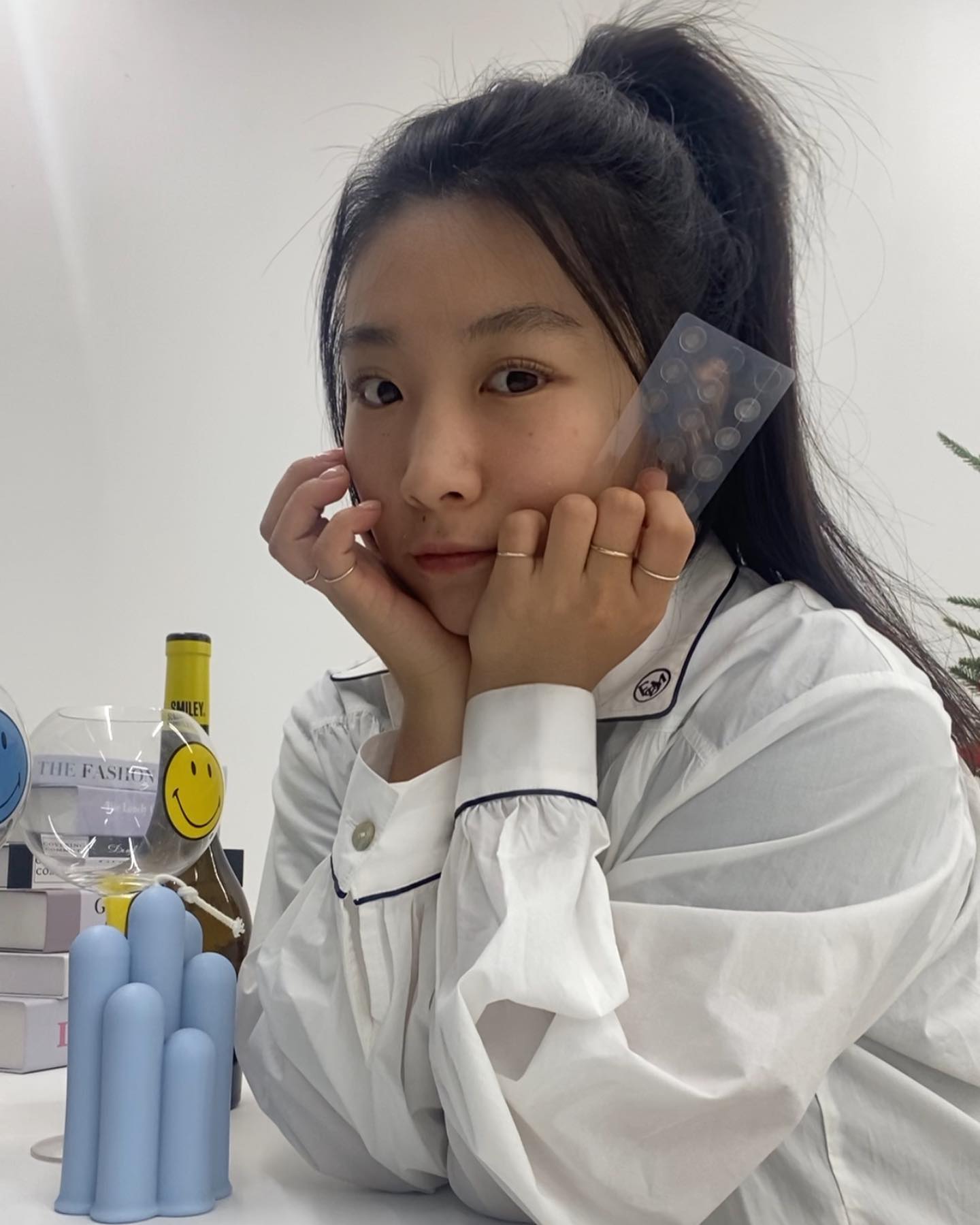 #협찬 acnes.kr #아크네스 
완전히 무너진 피부에 어떤 제품을 사용할까 고민하다 고민 부위가 긴급 진정되며 트러블 초기부터 도움을 준다는 아크네스를 만났어요
해외여행을 앞두고 트러블 집중관리가 필요한시기라 간편하게 챙겨온 아크네스
밀착력이 높아 떨어지기 쉬운 부위에도 잘 밀착되고, 방수 기능이 있어 세안 후에도 잘 붙어있고 어디에 붙인지 티도 안나는 신통방통ㅎㅎ
대만족으로 쓰고 있답니다! 급할땐 아크네스 하세용!

#아크네스3초진정스팟패치 #아크네스패치 #아크네스스팟패치 #아크네스트러블패치 #트러블패치추천 #트러블패치 #올리브영트러블패치 #올리브영스팟패치 #피부고민 #피부고민패치 #뾰루지패치 #뾰루지 #이마트러블 #턱뾰루지 #진정스팟패치 #아크네스진정패치