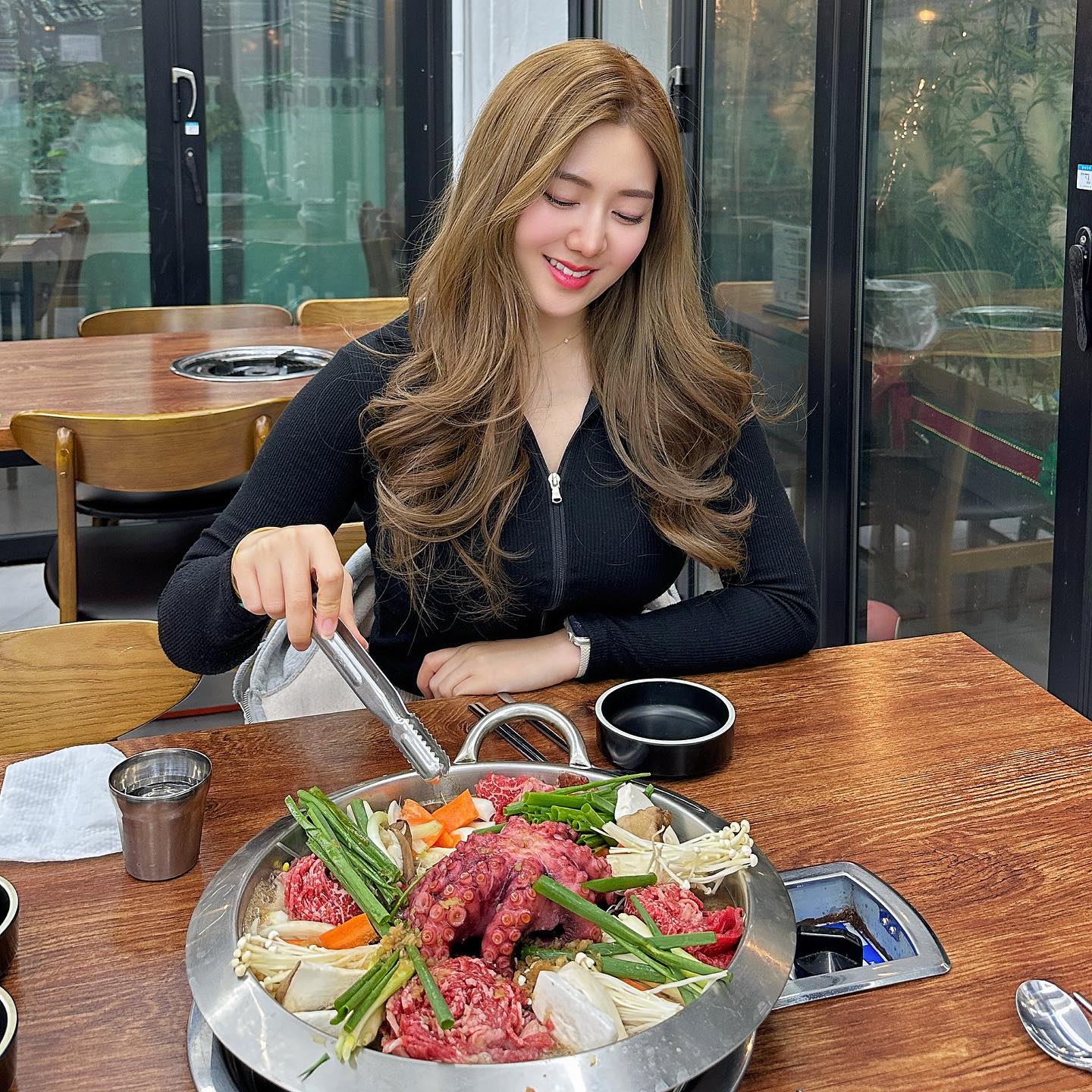 #기장맛집
기장 연화리 해녀촌 앞에 있는
대변항 삼색식당

신메뉴인 소문전골 먹었는데,
소불고기 전골+통문어 한마리가 함께 나와요 !
문어가 야들야들 넘 부드럽더라구요~
국물이 진짜 맛있어요 밥 도둑 ㅠㅠㅠㅠㅠ
저녁시간대에 방문했더니,
묵은지 갈삼구이 드시는 분들도 많아서
(갈미조개+삼겹살+관자+버섯+묵은지)
추가로 먹고 싶었는데 소문전골 양이 어마어마해서 실패
아쉬워서 소주 안주로 홍가리비찜 먹었습니다!
해산물도 싱싱하고 재료 푸짐한집 !!
찐 맛집이니 기장대변항 가시면 들러보세요.

대표 메뉴
소문전골
묵은지 갈삼구이
갑오징어 불고기
갑오징어 짬뽕칼국수(평일한정)
물총조개 칼국수
홍가리비찜
해물왕창파전

#기장맛집 #부산기장맛집 #삼색식당