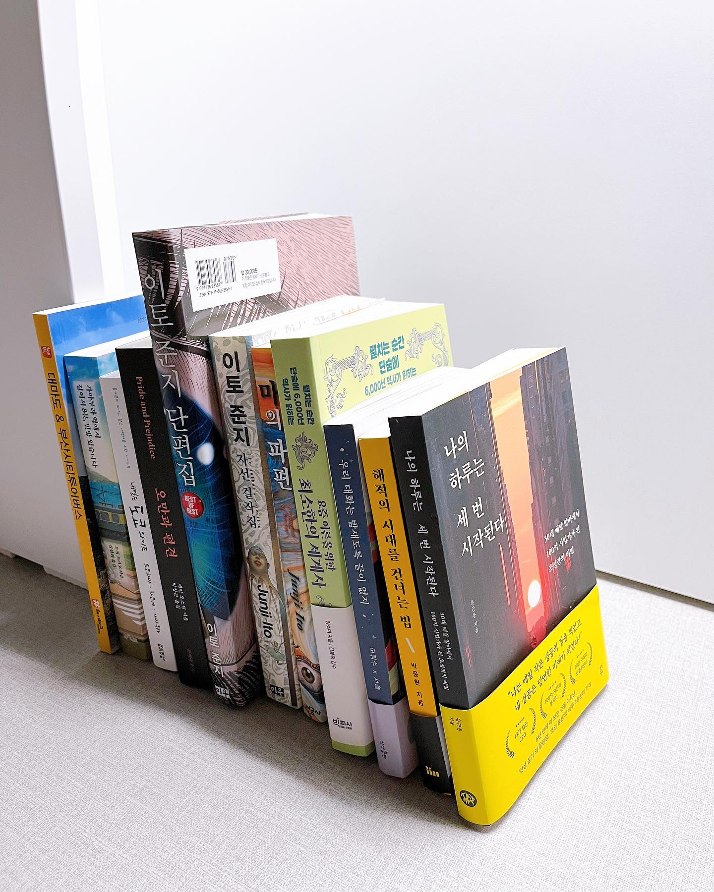어제 읽고 싶은 책 3권 샀는데 
마음이 훈훈해졌다 💗
읽은 책 반, 읽을 책 반 📖
다양하게 그때그때 꽂히는데로 보는 편 😊
#내일은도쿄와이드 
#가마쿠라역에서걸어서8분빈방있습니다 
#대마도부산시티투어버스