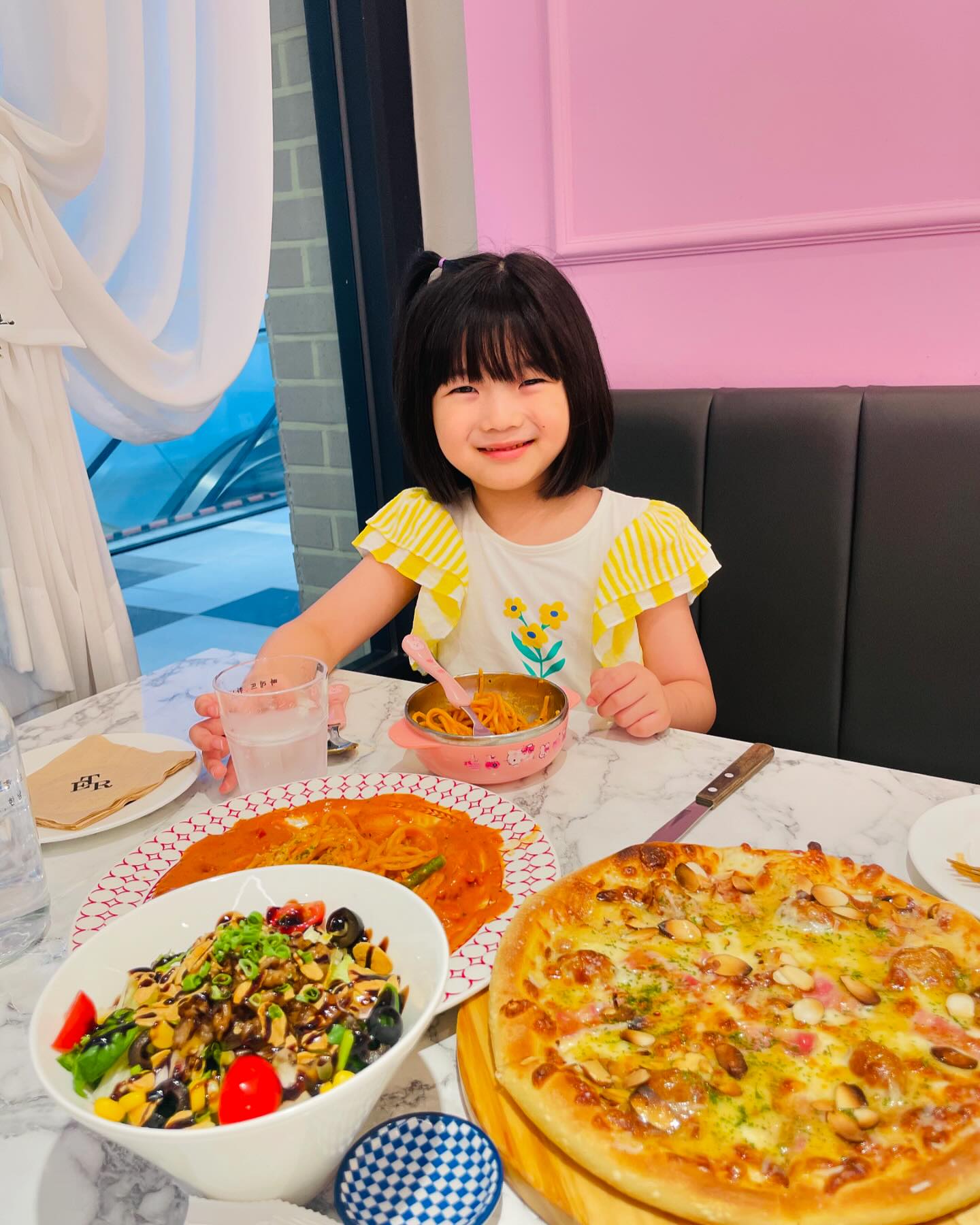 #협찬

지난 주말 티아이 끝나고 빠레뜨한남 수서역점에 
점심 먹으러 다녀왔어요😀
시현이가 피자랑 파스타 먹고 싶다고해서 달려갔쥬

쉬림프로제파스타는 빠레뜨만의 특제 로제 소스와 쉬림프가
어우러져 자꾸 손이 가는 맛!

갈릭 베이컨 고르곤졸라 피자는 말모😀
치즈 가득 꿀에 찍어먹으니 굿굿~

숯불 향 가득한 우삼겹과 토마토, 각종 채소로 만든 샐러드까지
엄청 배부르게 먹고 행복한 시간 보냈어요❤️

수서역데이트 수서맛집 찾으신다면 빠레뜨한남 추천드려요!

[빠레뜨한남 수서역점]
📍주소:서울특별시 강남구 광평로 280 1층 118호 
📞전화번호: 0507-1432-3690
⏰영업시간: 월~일 11:00~21:00 (브레이크타임 15:30~17:00 / 라스트오더 20:00)

#빠레뜨한남수서역점#수서역파스타#수서역양식#수서파스타#수서역데이트#수서역레스토랑#수서레스토랑#수서데이트#수서역맛집#수서맛집#수서동맛집
