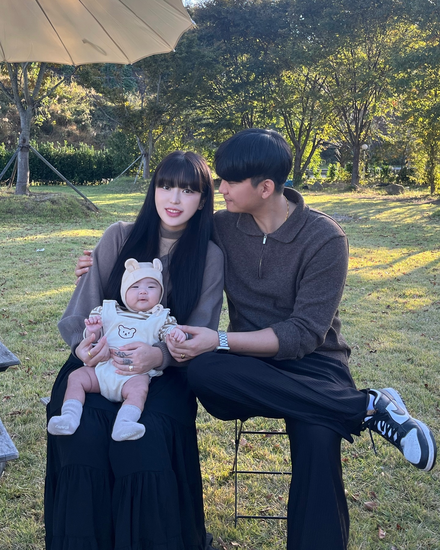 예쁜 사진들 사이 다 같이 찍은 #첫셀카 들 📸

#아기스타그램 #2개월아기 #80일아기 #도치맘 #아기코디룩