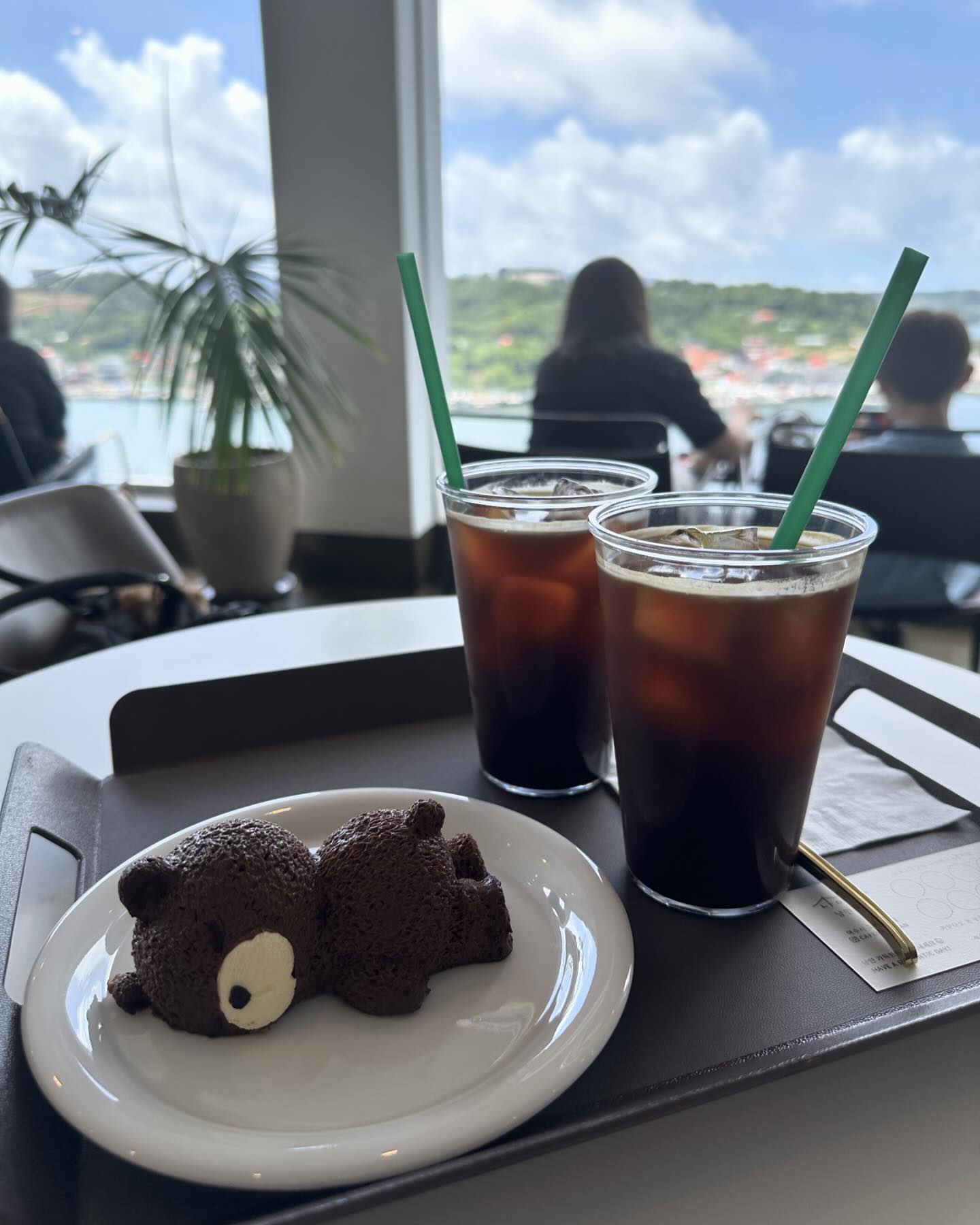 이쁜 카페도 많고 맛집도 많았던 여수🚡
선어.. 너무 맛있자낭..🧡
(재밌는데.. 너무 더ㅇㅝ..🥲)
.
.
.
#여수 #낭만카페 #청정게장촌 #검은모래해변 #커플 #크록스 #레일바이크 #선어회 #바다식탁