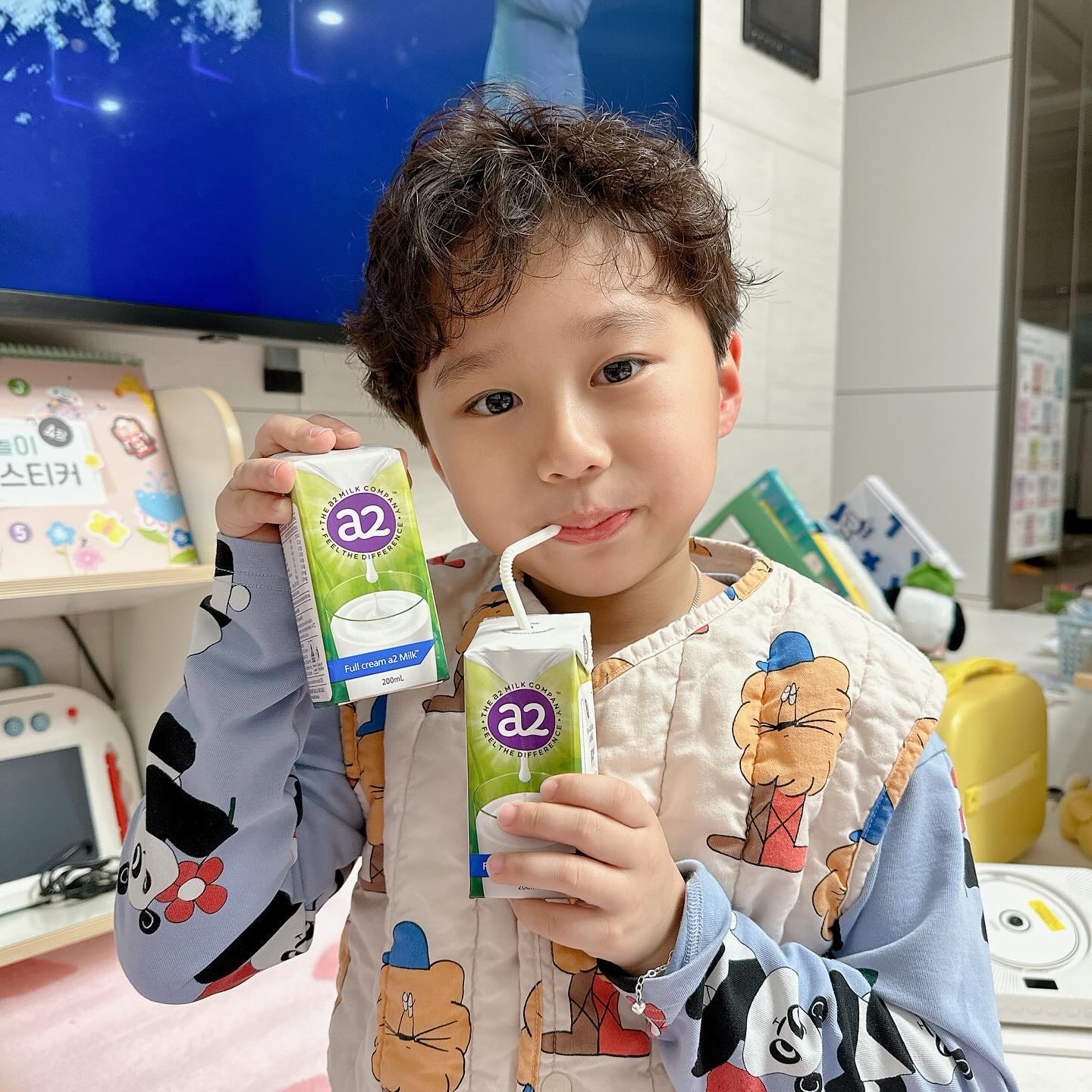 #협찬

아이러브유가 푹 빠진 우유 뉴오리진 a2 우유 ™는🥛
바로 김태희님이 모델인
호주에서 1초에 1개씩 팔리는 글로벌 프리미엄 우유에요 

완벽한 단백질 A2로 국내 유일하게 선보이는 100% 우유
✔️A2 우유를 선택해야 하는 이유가 뭘까요?

🔆A1 단백질은 우리 몸과 다르기 때문에
소화에 어려움이 있어요🥲
🔆이로 인해 부글거림, 설사 등 다양한
유당불내증 증상을 유발할 수 있고
🔆게다가 A1 단백질은 염증과 알레르기를 유발하기도 해요
🔆뉴오리진의 a2우유는 100% A2 단백질만으로
만든 제품이라 염증, 소화불량, 유당불내증 걱정 없어요!

🌿행복한 젖소들의 초지방목 우유,
청정 호주 대자연에서 생산한 제품이 훨씬 좋겠죠?!

그래서 초지방목 우유를 선택해야 하는 이유❓
옥수수 사료를 먹인 소의 우유는 오메가6 비중이 과다한 반면,
초지방목 풀을 먹인 소의 우유는 오메가3와
오메가6의 비율이 균형적으로 있어요⭕️

아이들에게 중요한 오메가3와 오메가6 비율은
염증 방지와 세포 대사에 중요한 역할을 해요🌀
그래서 건강한 우유를 즐기고 싶다면
초지방목 우유를 선택하세요!

특허 받은 배앓이 예방으로 소화에 좋은 우유
뉴오리진 a2 우유 ™ 는 미개봉 시 실온 보관 가능,
개봉 후 냉장 보관 필수입니다➿

neworigin_a2

#뉴오리진a2 #a2우유 #a2밀크 #초지방목우유 #목초우유 #첫우유 #아기첫우유 #돌아기우유 #돌아기생우유 #아기우유 #a2단백질
