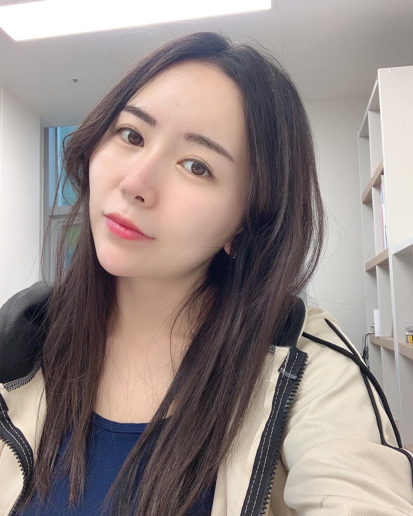 사진순서 : 4일뒤 - 전 - 당일 - 관리 직후
#연신내피부관리 단골 가게 #예쁜라인 오랜만에 와서 원장님과 엄청 신났지뭐에요 :) 
이번에 받은 건 #더쎄라 !! 
어찌나 꼼꼼하게 해주시던지 얼굴에서 쿨링감과 수분감이 아직까지 사라지지 않는 느낌이에요. 

💛스킨보톡스 효과가 나타난다는 옥타 클라이맥스 앰플로 피부 안에 쏙쏙 들어가니 바르는 관리 보다 더 기대가 되었거든요. 
-> 피부 확 밝아지는건 물론이고 보들보들한 피부가 되었어요. 눈밑 눈가 진짜 고민 많았는데 자신감 되찾았어요! 
yebben_line_ceo 

#스킨보톡스 #피부영양제 #내돈내산 #솔직후기