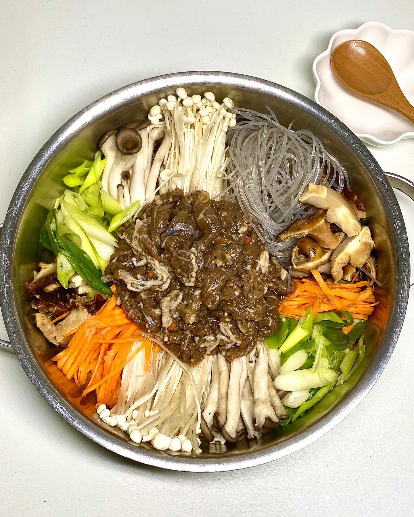 #협찬
📍봄푸드 불고기전골

감칠맛, 육즙, 식감 난리나는
봄푸드 광양매실 불고기전골🥣

전용 육수, 당면, 버섯이 모두 함께 제공되어
따로 준비할 거 없이 간편하게 조리할 수 있어요!
캠핑이나 여행갈 때 강추👍🏻👍🏻

부드러운 고기와 
달달하면서도 짭짤한 양념이 어우러져
계속 먹게되는 맛도리 전골🫧

매실 엑기스가 첨가되어
입안에 맴도는 감칠맛이 뽀인트🫶🏻

HACCP 인증으로 안심하고 섭취할 수 있는
신선한 불고기 전골 함께 먹어요➰✨

#봄푸드돈까스#불고기전골#소불고기전골#소불고기#불고기#불고기만들기#불고기재료#불고기밀키트#밀키트#밀키트추천#캠핑밀키트