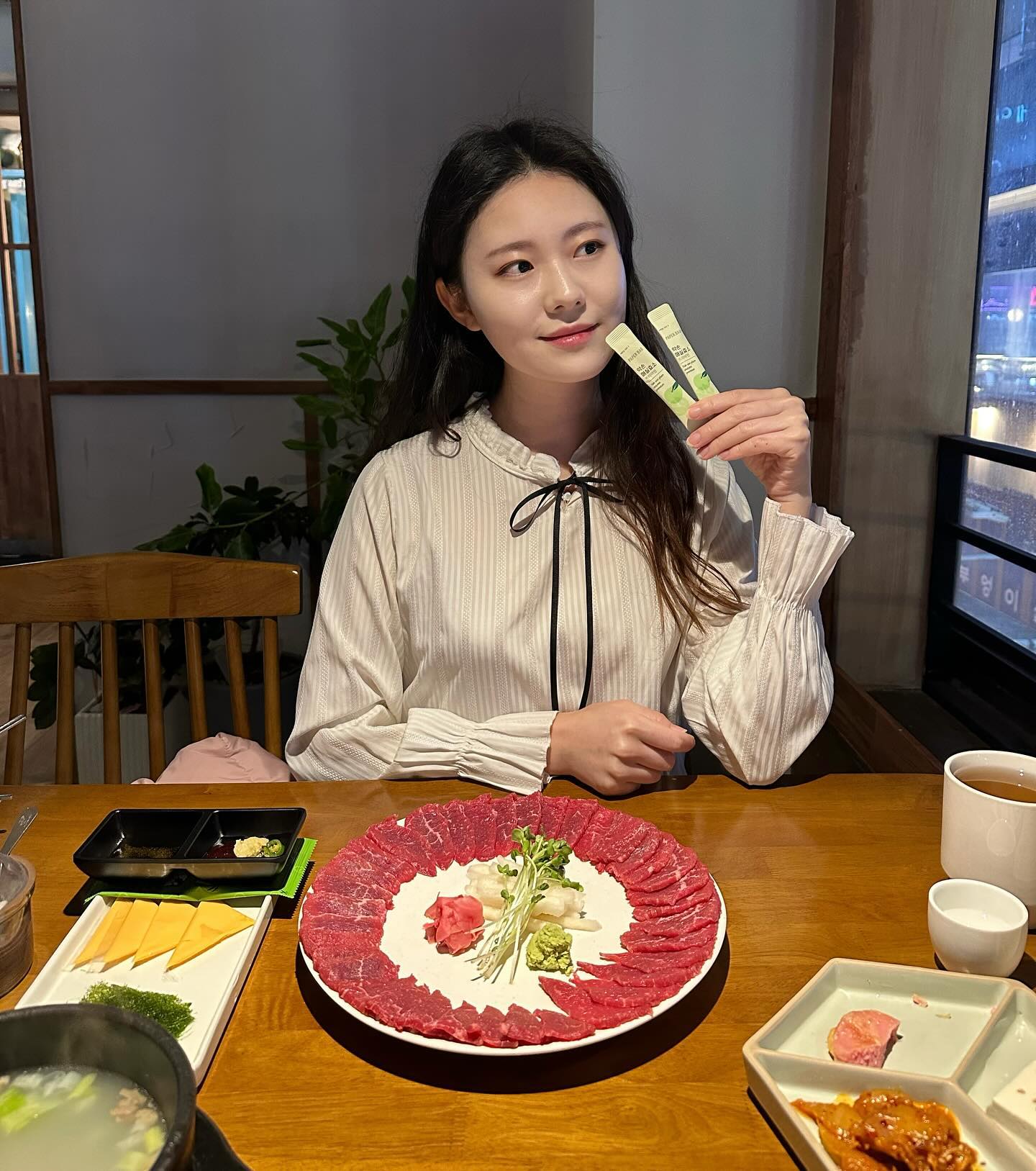 #광고 소화가 안될때 먹으면 좋은 매실효소!
천연소화제라고 불리는 진짜 매실이 들어갔다고 해요
리뉴얼하면서 매실농축분말 함량을 31%로 올려 새콤달콤한 매실맛이 더 잘 느껴져요!
섬유질이 풍부해 장건강에 좋은 푸룬 과즙과 위 건장에 좋은 양배추 분말도 추가됐어용
소화가 안돼서 탄산이 마시고 싶어질 때, 탄산 대신 상큼한 과일맛이 나는 매실효소 먹어보세용!
탄, 단, 지, 당 분해 효소로 어떤 음식을 먹어도 죄책감이 없어요!
이제 곧 연말이 다가오는데 매실효소 한포만 있으면 잦은 연말 모임도 부담없이 즐길 수 있을 것 같네용ㅎㅎ

#페이퍼백 #약손매실효소 #매실효소 #연말필수템 #연말모임 #연말룩 #30대필수템 #20대필수템