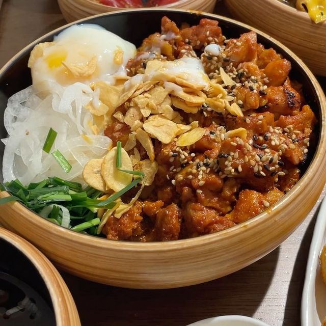 🔥밍또잇(Ming_tto_EAT) on Instagram: "#광고 화끈하고 쫄깃탱글한 알곱창 덮밥을 먹을 수 있는 덮밥 전문점 신촌에 위치한 한술식당에 다녀왔다 먼저 인테리어가 마음에 든다 깔끔하면서 따뜻한