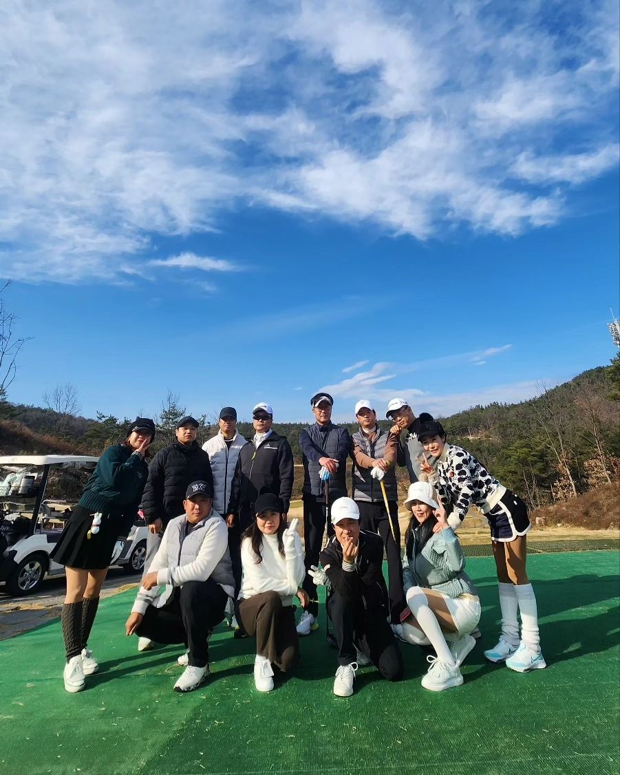 .
명랑 라운딩 
파라지오 아기자기 귀여웠음😍

후반 홀에서 만원 넣고 홀인원 하면 200주고 버디하면 공세트 주는데 우리남편 버디해서 공 받음😍

#사파리정기모임
#사파리정기라운딩
#회장배골프대회 
#명랑골프
#명랑라운딩
#파라지오cc