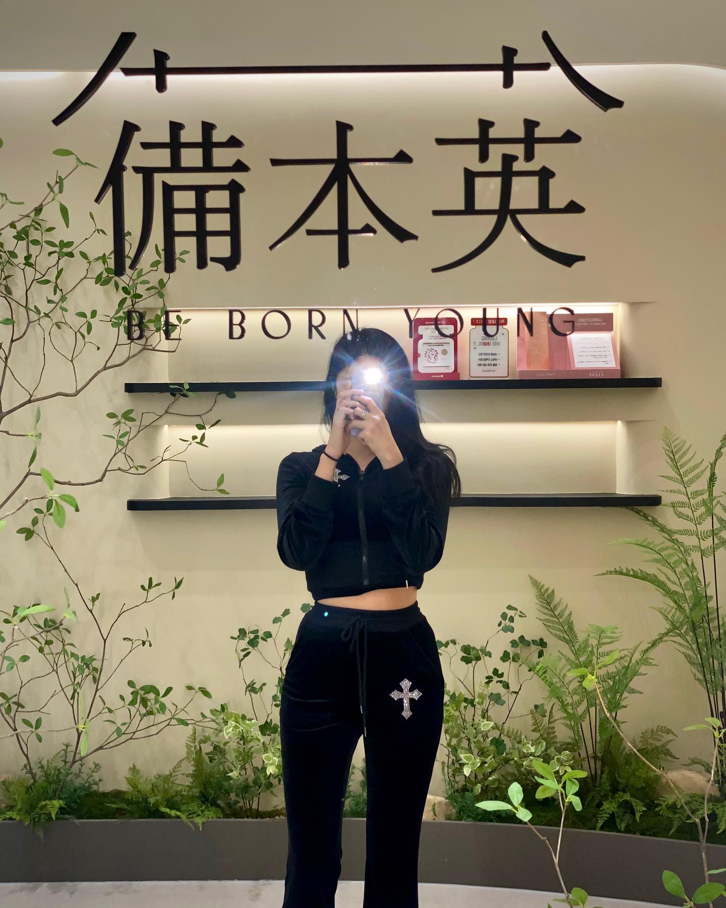 트렌디하고 친절했던 비본영의원 (b.b.young) 에서 코레지 리프팅 관리 받고 왔어요 🐥 들어가자마자 로비에 커피와 차를 내어주시는 바 공간이 보여서 병원이 아니고 카페인줄,, 🥹💕 
병원이 넘 예쁘고 원장님 비롯한 모든 직원분들이 친절하시고 꼼꼼하게 관리해주셔서 벌써 안티에이징 된 기분이에요✨✨

#비본영 #비본영의원 #성수피부과#미라젯#엘디엠#코레지#리프팅시술#코레지리프팅