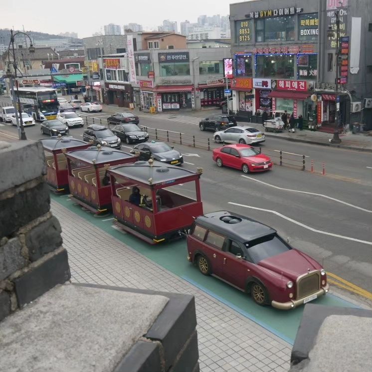 수원화성어차 관광형
오랫만에 수원가서보니 화성어차가 있었다
온라인으로 예매도 가능하고 화성행궁 매표소에서
직접 표구입도 가능
수원화성을 편하게 차로 관람할 수 있다
앞부분 차는 순종이 타던 자동차 모양이며
뒷부분 차량은 조선시대 가마를 모티브로 제작한 것이라고

타고 수원화성 구경하니
대략 40분 정도 소요된다
타고 창밖을 보는데 지나가는 사람들이 다 쳐다보더라

#수원화성어차 #화성어차 #수원여행
#화성어차관광형