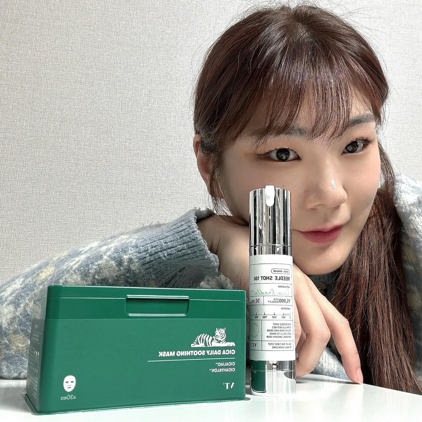 #협찬 
vtcosmetics_official oliveyoung_official 
피부 관리하는 사람 중에 안들어본 사람 없을 정도로 핫한 리들샷🔥
올리브영 전체 랭킹 1위를 한 VT리들샷을 올리브영 2월 행사에서 할인가로 구할 수 있다는 소식을 전해드립니다💖

”VT리들샷“은 모공보다 얇은 미세침 형태의 성분이 섬세하게 피부를 자극하여 피부 고민을 해결해주며 CICA의 진정을 더한 VT의 스페셜 케어 제품입니다
실제로 사용할 때 따끔거리는 느낌이 드는데 이런 현상은 제품이 흡수되며 영양분을 공급하는 과정에서 나타나는 자연스러운 현상이라네요
(피부에 따라 국소 부위 사전 테스트를 권장합니다)
한번만 사용해도 시술 받은 것 같은 피부 놓칠 수 없겠죠?🫢

환절기인 요즘 건조해지는 피부를 진정과 보습으로 채워주고 티슈처럼 하루 한장씩 뽑아서 사용할 수 있어 화장 전 빠르고 간편하게 집중케어 가능한 VT 베스트 셀러 ”VT 시카 데일리 수딩 마스크“까지 2월 올리브영 행사에서 만나보아요🥰

올영PICK 2월 행사 (24.02.19~24.02.25)
◆ 리들샷 100 x 2개 듀오세트 (올리브영 정상가 56,000원)
→ 44,800원 (자사몰 정상판매가 기준 할인율 30%) 
◆ 리들샷 100, 300 구매 시 리들샷 300 스틱파우치 3개 증정
→ 리들샷 100 : 28,800원 (올리브영 정상가 32,000원)
→ 리들샷 300 : 32,600원 (올리브영 정상가 43,000원)

2월 올영 PICK해서 리들샷으로 슬로우 에이징하러 갑시다💆🏻‍♀️💆🏻‍♂️💆🏻

#브이티 #리들샷 #브이티리들샷 #리들샷피부기록 #슬로우에이징 #스킨케어의진화 #올리브영 #올리브영추천템 #모공관리# 블랙헤드 #피부결개선