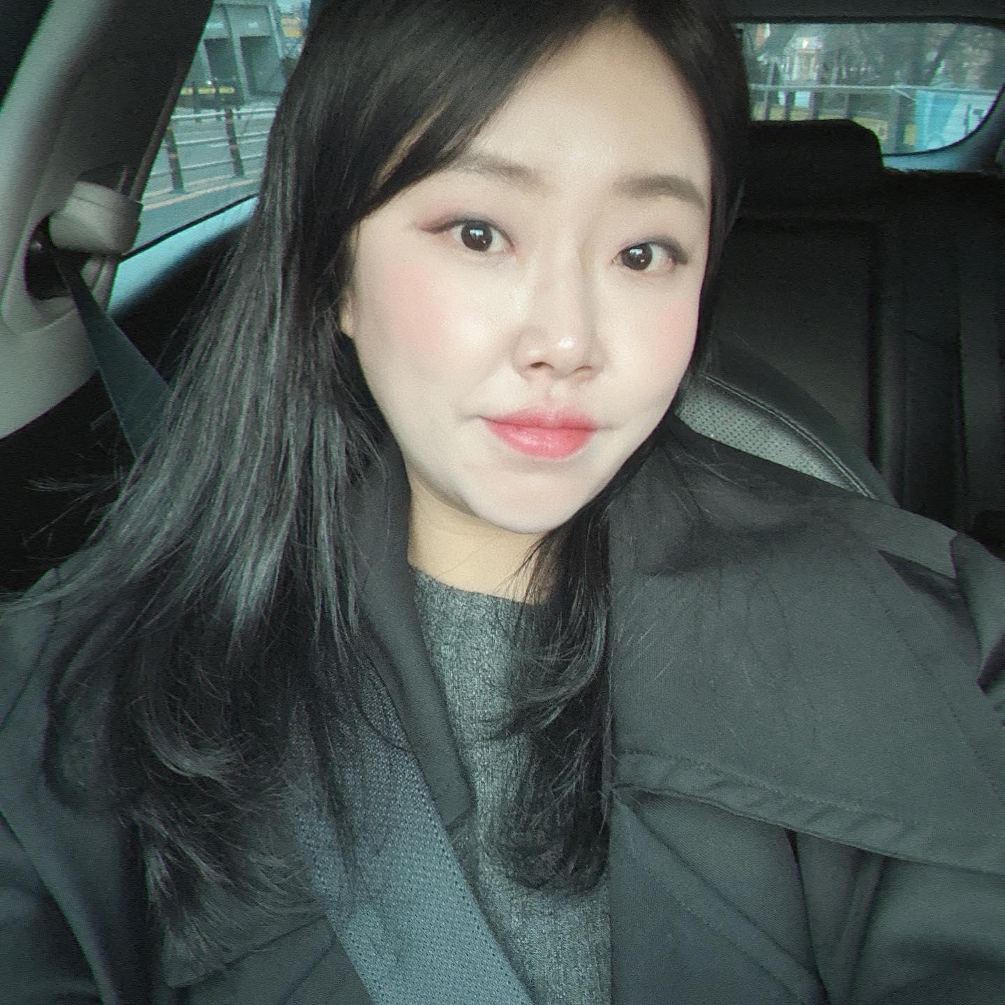 #협찬 
hairdia hairdia_pangyo _roa__d

새치가 좀 심해진편이라 집에서 새치염색🫶
너무 귀찮고 안예뻐서 판교염색하러 갔어요
매우 친절하고 또 친절하신 로아디자이너님이👈🏻
제 관리를 해주셨는데 너무나도 만족스러움❤️

일단 예쁘고 깔끔하게 염색이 되서 좋았구
친절해서 두번 좋았던 시간이었어요👍🏻

염색하면 머릿결도 엄청 상한다고핟던데
그런거하나없고 페이스컷도 해주셨는데✔️
확실히 컷 관리하니까 셀카도 더 갸름하게 나오는
느낌이 들어서 매우 만족스럽더라구요❤️

깔끔하고 관리 열심히 하니까 좋더라구요
꼼꼼하고 깔금한 관리라서 다음에는 다른관리도 
받아볼 생각이랍니다👏🏻👏🏻

미리 예약하고 방문하세요 제일 만족스러웠던✔️✔️
로아디자이너님 관리 매우 만족스럽답니다❤️💛🫶

#헤어다이아 #hairdia #판교미용실 
#판교역미용실 #판교레이어드컷 
#페이스라인컷 #로아디자이너 #판교염색 #셀카 #셀피