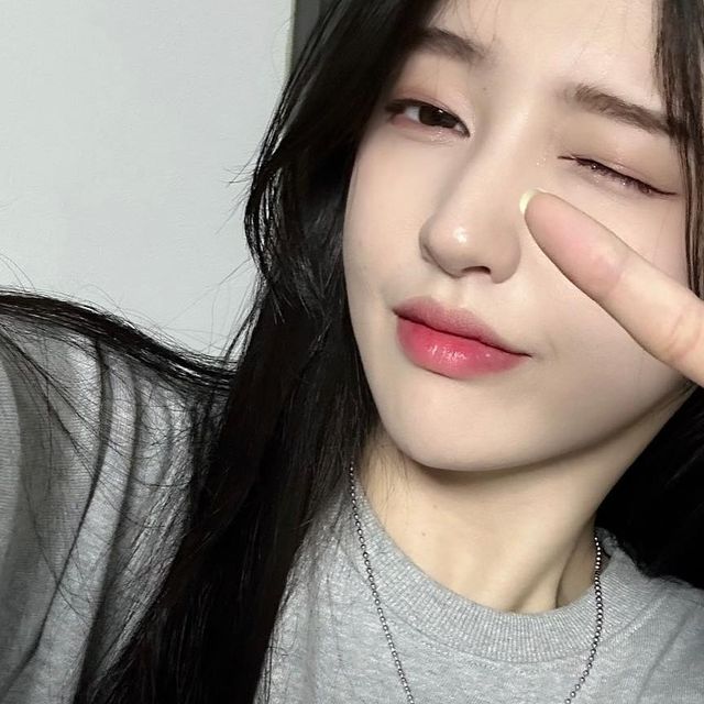 이가은 on Instagram: "#협찬 @1rony9orno_official 
🤍아이러니포르노 올드스쿨 화이트라인 로고 아치 레터링 세미오버핏 맨투맨 🤍

이제 맨투맨의 계절이 오잖아☺️ 꾸안꾸로 다가 편안하게 어디에든 이쁘게 입을수있는 맨투맨🥰
 탄탄하고 내구성이 넘 좋은 세미오버핏  데일리 템 강츄💪🏻🫨 넘오 내 스탈😍
.
.
.
.
.
.
.
#광고 #아이러니포르노화이트라인 #아이러니포르노 #셋업 #setup #아이러니포르노x텍토리 #맨투맨 #맨투맨추천 #パンツ #MTM #스웨트셔츠 #남여공용맨투맨 #세미오버핏맨투맨 #긴팔티 #오오티디 #ootd #데일리룩 #dailylook"