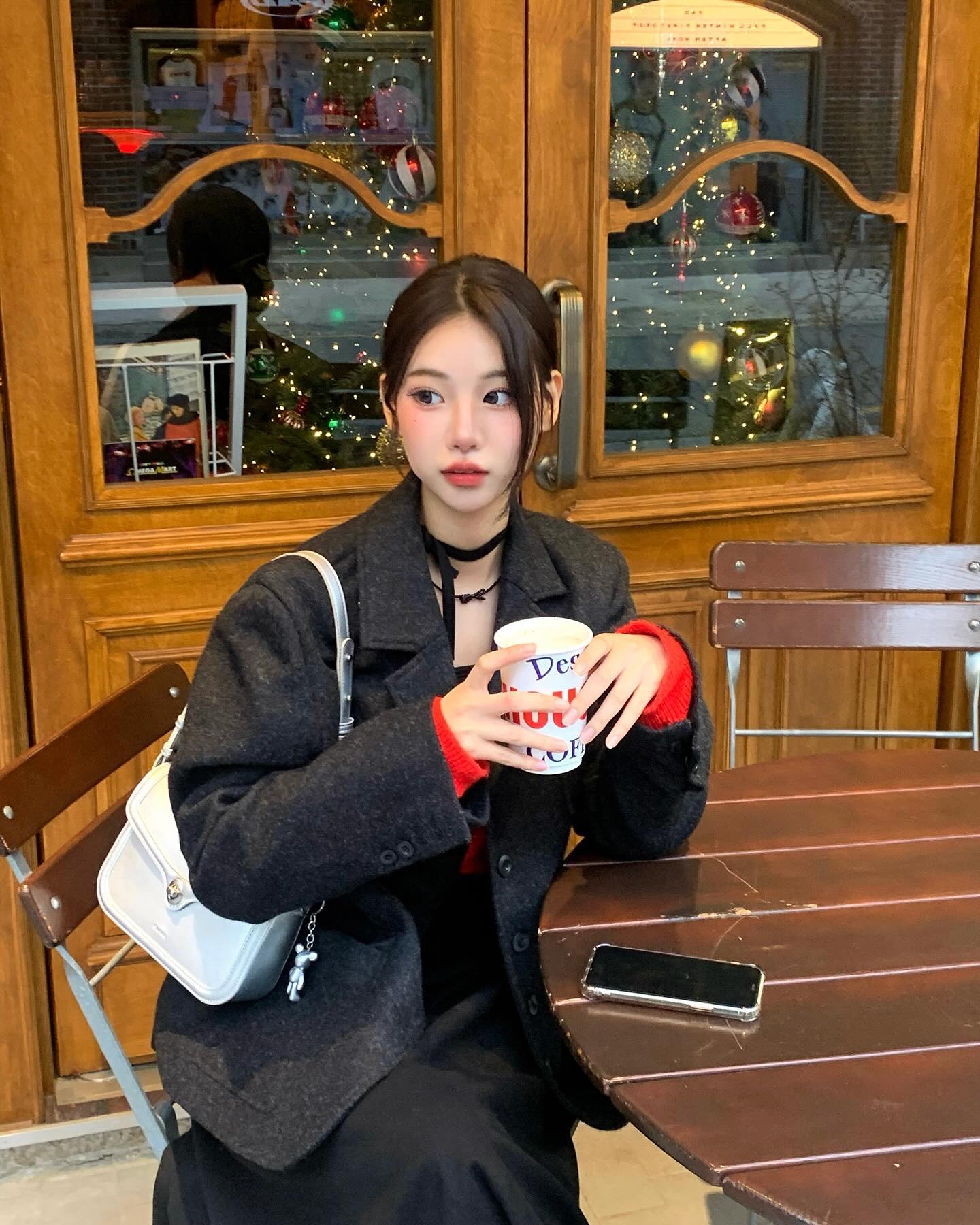 연말냄새 폴폴 풍기는 ➰🎄💫🎁
thousand_official_ 

벌써 2023이 끝나간다니…
새삼 시간이 원래 이렇게 빨랐나 싶고 
작년말엔 참 많이 아프고 여러가지로 바빴는데 
이번 연말은 지루할 정도로 이슈가 없어서
심심하기도 하지만 이게 또 얼마나 감사한 일인지…!🙏

또 다른 시작 앞에 서 있을 나의 내년을 기대하면서
우리 같이 몸도 마음도 건강하고 따뜻한 연말 보내보아요✩*ೃ.⋆