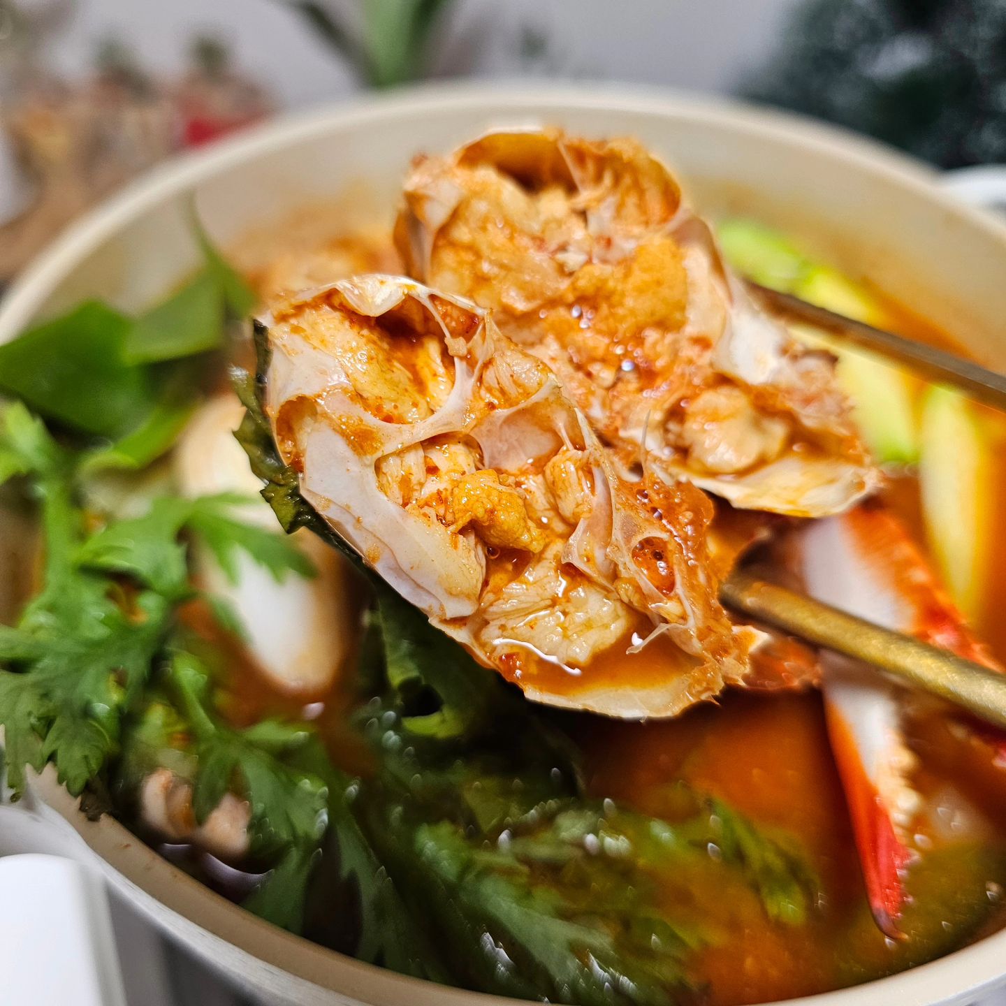 #협찬 hg_food_

에디가 애정하는 #아빠식당 에서 꽃게를 보내줬어요 🦀 

요똥이에게 너무나 어려운 꽃게요리🤣
깊은 고민에 빠져 있었는데, 
아팟 언니가 꽃게양념 남았다고 나눔해줘또욤👍
우리 아파트 온니들 진짜 알랍🤍

에디가 이사와서 더더 요똥이가 될수밖에 없는 이유ꢭ
언니가 준 양념장으로 에디는 꽃게만 버무려서 완성🎵
꽃게 일부는 에디가 첨으로 꽃게탕을 시도해봣찌욤:)🥘

야채도 하나부터 열까지 다 사야되는데,
애호박, 무, 청양고추, 파 밀키트로 만들어서 가져다줌 ㅠㅠ🙂
저는 여기서 절대 이사 안가려고용🙈

저 첨으로 꽃게탕 끓여봤는데, 왜케 마싯떠요ㅠㅠ👍
꽃게가 맛있어서일까욤? 🦀 
진짜 별게 안넣엇는디 꽃게탕 맛이 나서 신기!!!😆
저 이제 꽃게탕 끓일줄 아는 여자에요 👧

꽃게탕이랑 양념게장으로 엄빠 점심 차려드렷찌욤:)💫
맛있다고 먹고 남은 꽃게탕이랑 양념게장 다 싸가심 ㅋㅋㅋ
아빠식당 덕분에 오랜만에 또 효도했네요❤️

맨날 배달요리, 외식 넘나 지겨웠는데,
오랜만에 집밥 먹으니 속도 편하고 넘나 맛있🫰
울님들도 꽃게 주문하셔서 맛난 저녁 만들어보세용!!!

✔️ 국산 절단 꽃게 1kg 30,900원

#아빠식당밀키트 #밀키트추천 #꽃게요리 #꽃게탕
#양념게장 #밀키트요리 #캠핑요리 #캠핑밀키트