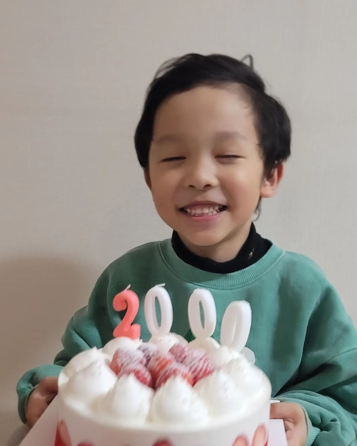 +2000 오늘 2000일된거 축하한다 우리아들♡
좋아하는 딸기 케익과 함께 사진찍은 ㅋㅋ
너무너무 먹고 싶었다고 🎂 ㅋㅋㅋ
앞으로도 아프지말고 건강하고 씩씩하게 
멋있는 건후가 되자❤️