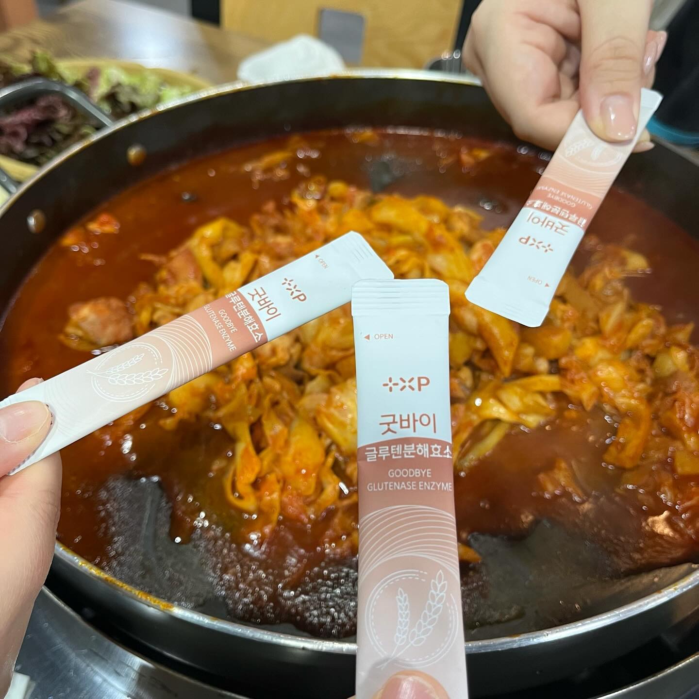 #협찬 요즘 세상에 맛있는 탄수화물이 넘나 많자나요,,? 안먹을수는 없고,, 참자니 짜증나구 말이져,,
그럴땐 역시 plusxp_official #굿바이글루텐분해효소 💜

효소들 중에서도 맛이 강하거나 없는 편이 많은데 
이 친구는 꼬순 인절미맛이에요!
자연발효효소가 301,000unit이나 들어가있구요!
소화효소+글루텐 분해까지 더했으니,,, 최고잖아요!

평소 과식도 많이 하는 저로써는,,, 
항상 챙겨다녀야하는 필템 ٩(๑`^´๑)۶ 
식사 중간에 드셔도 괜찮고 후에 드셔도 좋답니당
저는 주로 과식 후에 1포씩 먹어주었서요!
사이좋게 친구들과도 함께 드시는걸 추천드림니다용❤

이런 분들에게 더 더욱 추천 드려요?
📍밀가루 알러지가 있으신 분
📍소화효소가 부족하여 탄수화물 드시면 속이 더부룩 하신 분
📍과식 많이 하시는 분
📍다이어트 하시는 분

#효소추천 #효소다이어트 #맛있는효소 #글루텐분해효소 #효소효능 #글루텐프리