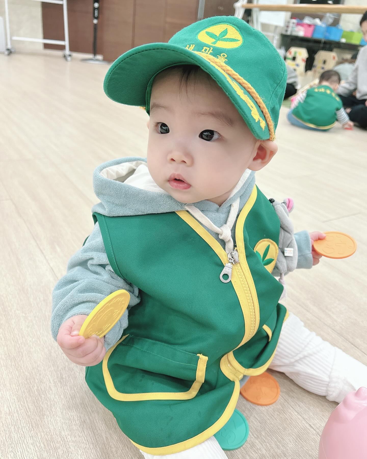 +300💗 #문센데이

저번주 문센!
새마을 운동 하고 온 새봄이ㅋㅋㅋ
쥐도잡고 돈도모으고 이것저것 열심히했다지..
아파서 이번주 문센은 쉬기로!!

몇일전 아무증상없이 열이났다 39.6도..
이렇게 고열이 처음이라 해열제 먹이고 밤새 보초섰다
이맘때 고열은 돌치레거나 열감기라는데
열이 떨어졌는데 밥도 잘 안먹고 밤에 잠자기를 힘들어한다
어디가 아픈지 늦은 밤에도 계속 울어대는 새봄이..
병원에선 열은 내렸으니 칭얼거리는것도 밥먹는것도 좋아질거라는데
너무너무 걱정되고 속상하다..
언넝 컨디션 회복하쟈구 공주💗💗