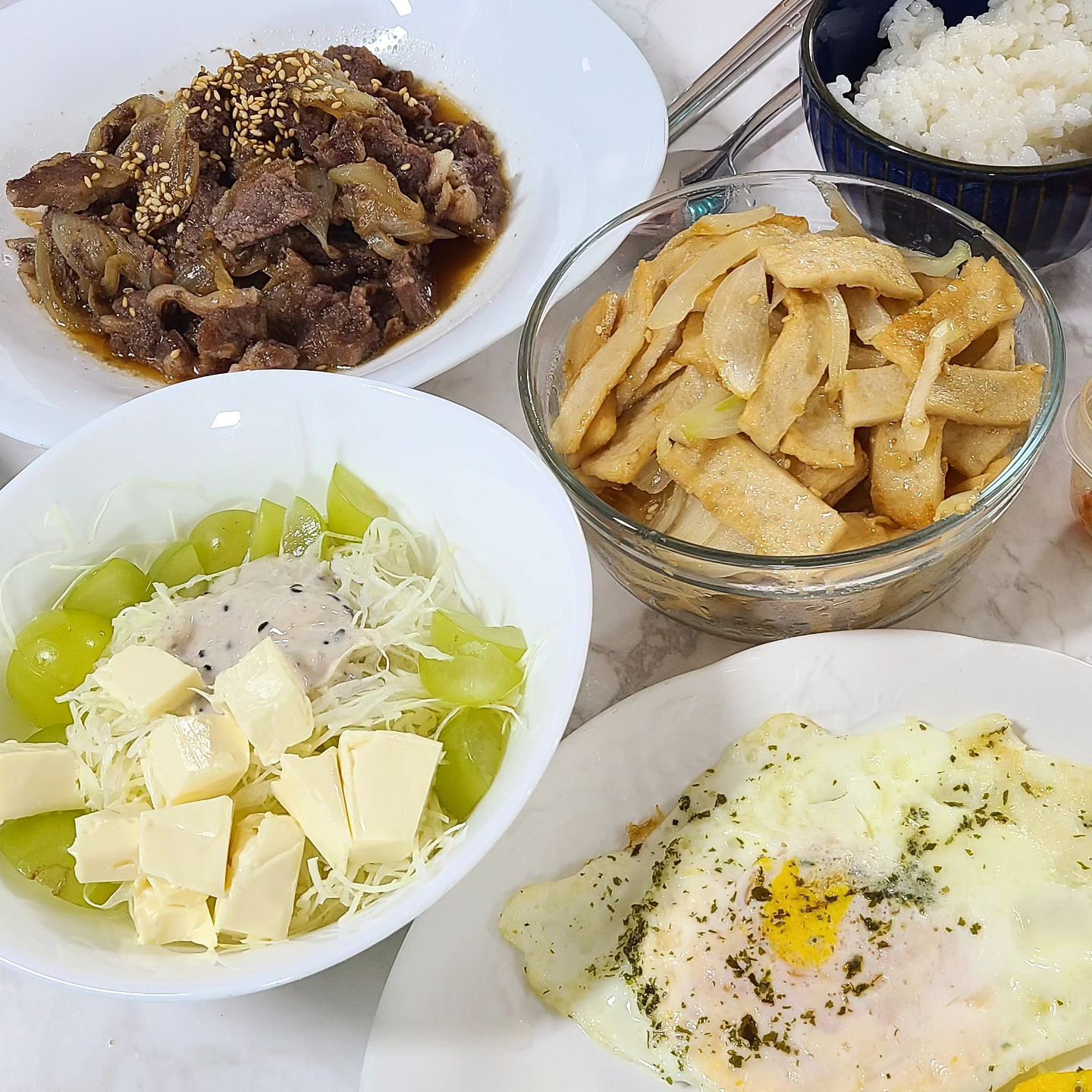 #집밥 #배꿀찜
.
.
저녁은 LA꽂갈비, 샐러드, 어묵볶음, 계란후라이!
처음 만들어본 어묵볶음.
당근이 없어서 색이 알록달록하진 않지만 맛있네☺️
.
.
울애기 어제부터 열나고 콧물,기침으로 잠을 못자서
배꿀찜 만들어봤다.
대추,생강 이런거없어서 배랑 꿀만 넣고 만들었다.
처음 만든건데 맛있게 먹어줘서 고마워😊
아프지말자.