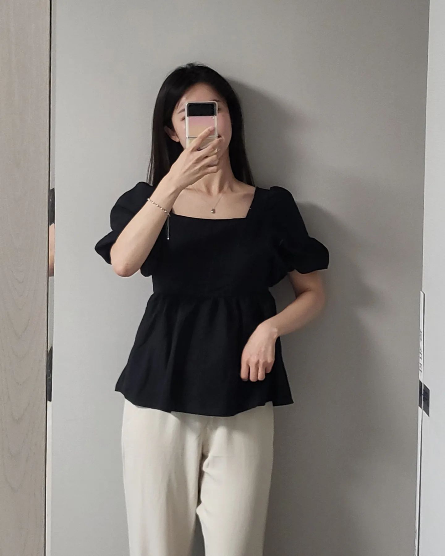 #듀의출근룩 #ootd 
.
오늘의 출근룩은 여성스러움 한스푼을 추가한 무채색코디에요🤍

지금 부산은 비가 오고 있어요
빗길 조심하시고 내일이면 금요일입니다 목요팅하세용🫶🏻❤️💞
