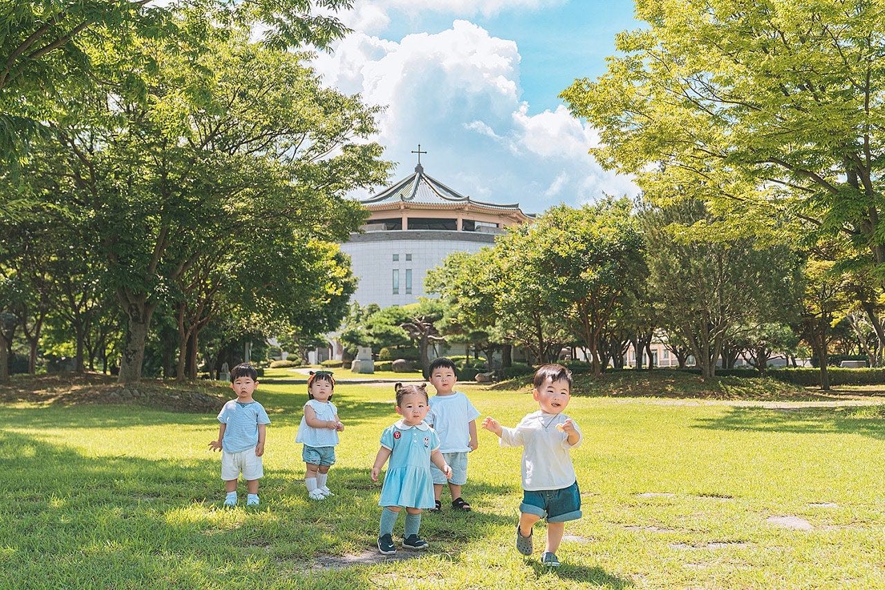 더운 여름이지만 #해미국제성지 에서 이쁜 사진을 찍고 좋은추억으로 남기를!!!아가들❤️ #서산#서산여행#서산관광#사진찍어주기이벤트#해미국제성지