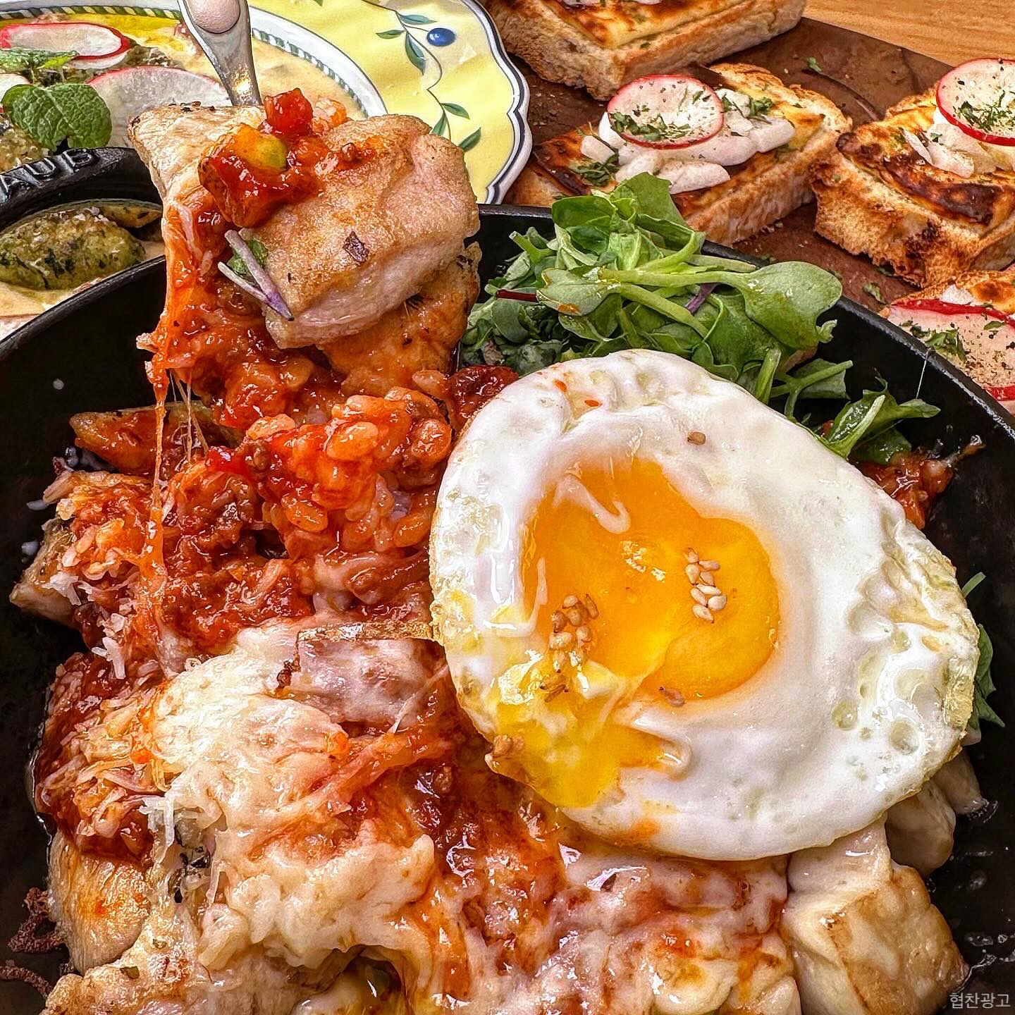 귀여운 테디베어들과 함께하는 공간✨️
데이트하기 딱 좋은 분위기 맛집❣️
.
.
🧸#테디플레이트
.
.
외관부터 내부까지 분위기 뿜뿜✨️
아기자기한 소품들과 인테리어가
가게 들어서자마자 여심저격🙈❤️

음식은 플레이팅에 맛까지 좋자나~
폭신폭신 불향을 입힌 닭안심 비빔밥과
겉바속쫀의 트러플 크림 시금치 뇨끼,
중독성있는 어니언 대파크림치즈 포카치아
하나하나 거를 수가 없이 매력이 퐝퐝🧡

행궁동에서 데이트 장소 고민하세요?
테디베어들이 함께하는 이곳에서
식사하며 행복한 시간 보내세요 :)
.
.
.
🧸teddy_plate
🧸경기 수원시 팔달구 화서문로45번길 12-12 1층
🧸영업시간 11:00~21:00, 월욜 휴무
🧸폭신폭신 닭안심 비빔밥₩15500, 겉바속쫀 트러플 크림 뇨끼₩17500, 어니언 대파크림치즈 포카치아₩8000
.
.
.
#성장기삐야긔
#행궁동맛집 #행궁동데이트 #행궁동맛집추천
#수원맛집 #수원데이트 #수원행궁동맛집 #수원핫플
#행궁동핫플 #행궁동카페 #행궁동카페거리 #수원카페
