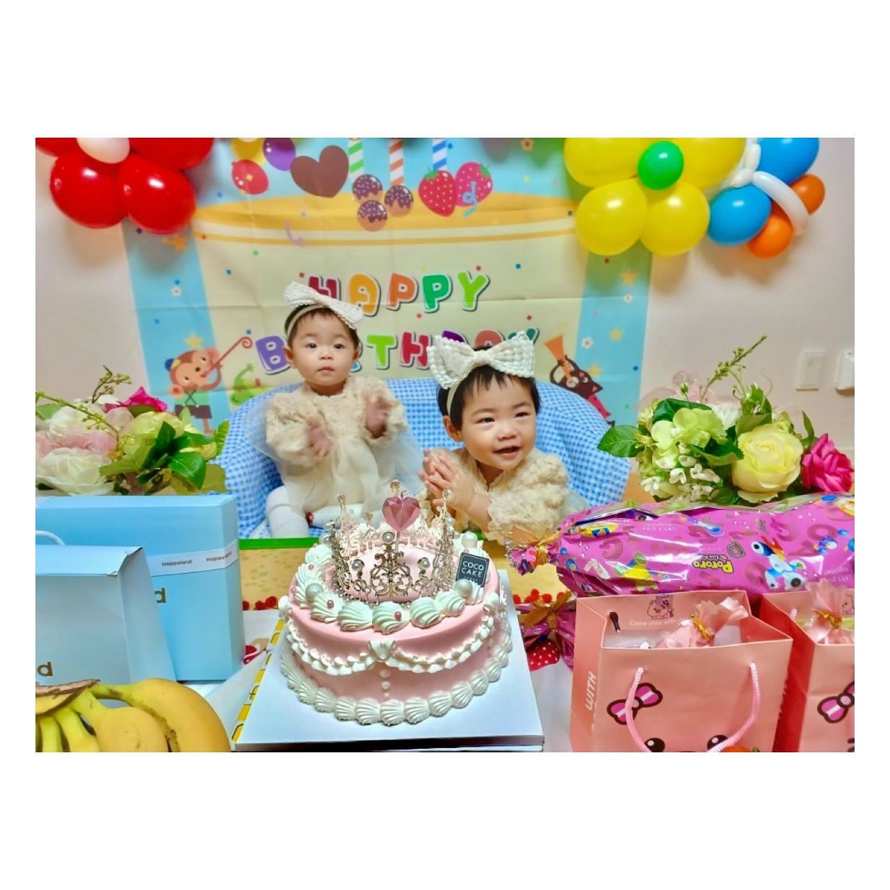 하나 서이 첫 생일파티❤️

하나서이네 어린이집에서
1월생들 생일파티를 해서
형님들과 친구들과 함께 즐거운 파티 했어요💝

우리 공주들 첫 파티라 예쁘게 입혀보냈는데
선생님들께서 예쁜 사진을 아주 많이 찍어보내주셨어요🌸
아직 둥이는 못 먹지만 선생님들 드시라고 예쁜 케익도 보냈는데
생일파티와 찰떡이네요❤

벌써 곧 첫 생일을 맞이해서
얼집에서 생일파티하고 선물도 잔뜩 받아온
우리 아기들보니까 감회가 새롭네요 ㅎㅎ
이번주 토요일 돌잔치도 무사히 지나가길❤️ㅎㅎㅎㅎ
.
.

#뚜울부부👩🏻‍❤️‍👨🏻 #하나서이 #하나뚜울서이
#하나서이_11개월 #하나서이_361일 #하나서이_51주
#뚜울해❤️ #해둥이 #쌍둥이 #쌍둥이아기
#하나서이_어린이집 #생일파티 #첫생일 
#예삐 #공주 #❤️