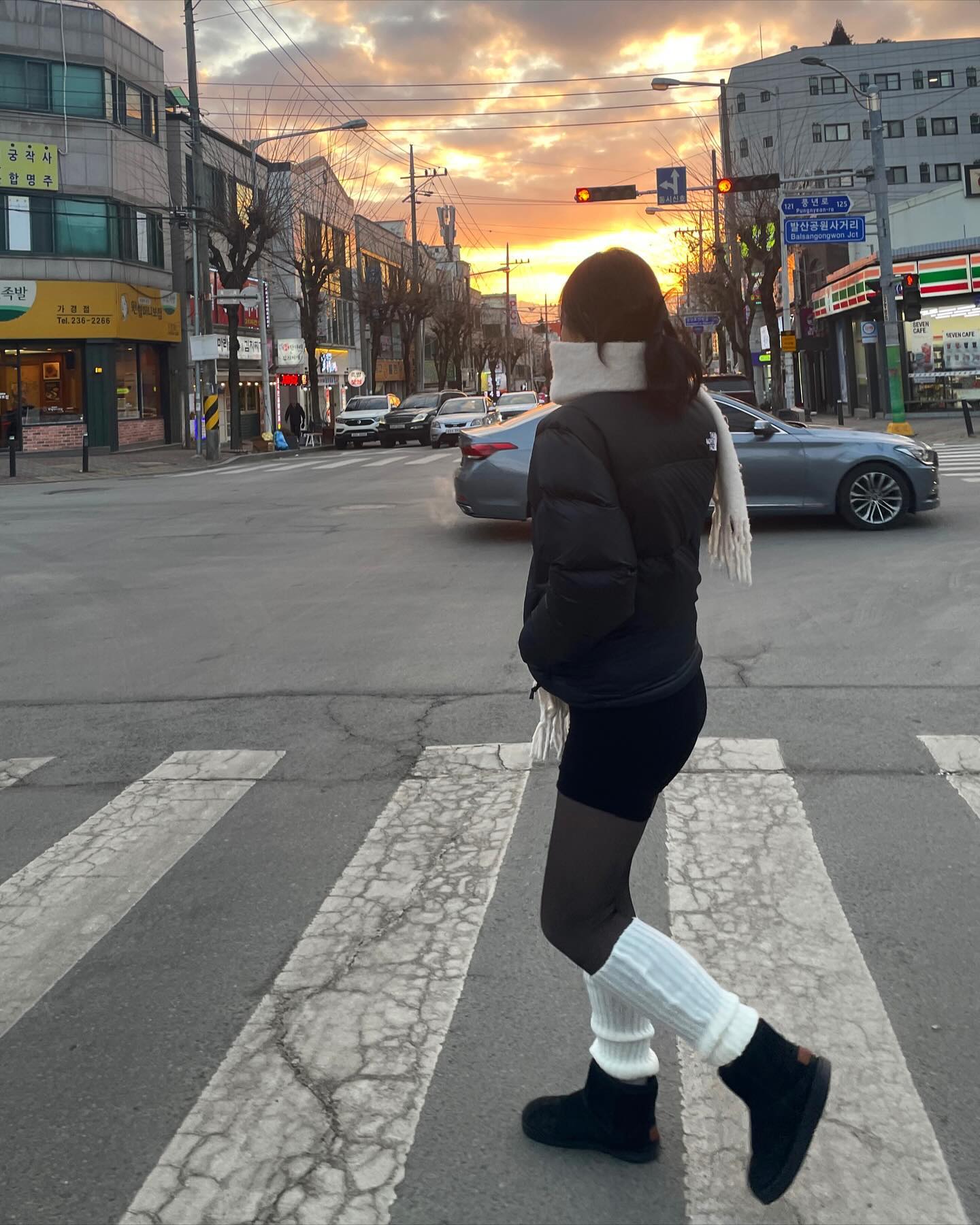 길 건널 때 핸드폰 금지.....지만 노을이 이뿌자나요