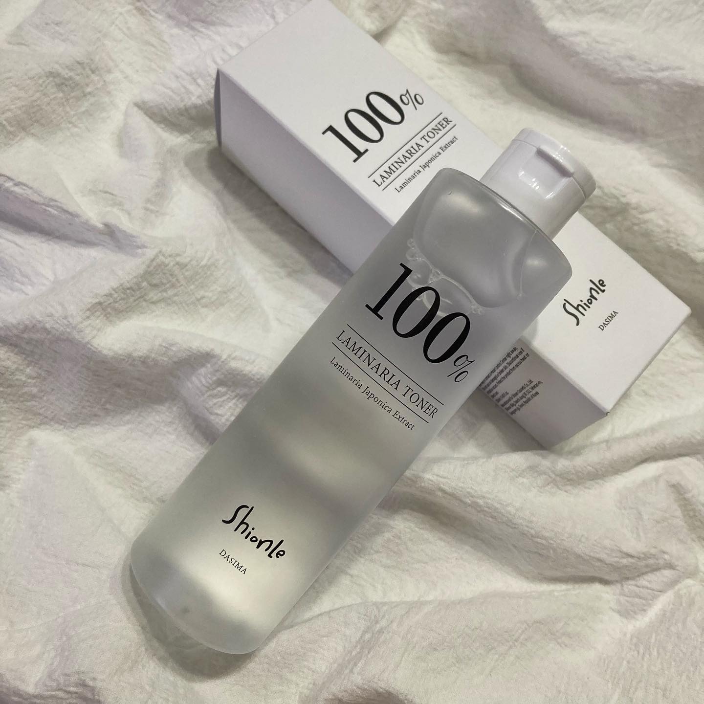 #협찬 shionle

[션리] 다시마 100 토너(250ml)

과하지 않지만 누가 봐도 예쁜,
각자의 개성은 명확하게 그러나 자연스럽게!
내추럴 메이크업, 유니크한 컬러 메이크업 브랜드 <ShionLe(션리)>

그 중 션리 다시마 100 토너는
완도산 다시마 추출물 100%를 가득 담아
피부 거칠음과 노폐물 관리를 도와주고
속보습을 꽉 잡아주는 수분토너예요.

다시마의 주성분인 후코이단과 알긴산 뮤신은
외부 자극으로부터 피부를 보호하고
수분을 강하게 끌어당겨 피부 속 수분을 저장,
피부 탄력에 도움을 준다고 하는데요.

직접 사용해 본 결과

① 끈적임 없이 워터리한 제형
② 산뜻한 흡수력으로 여름에 사용하기 딱 좋은 약산성 토너
③ 동물실험을 하지 않은 착한 토너
④ 저자극 테스트 통과
⑤ EWG 그린등급으로 안심하고 사용할 수 있어요.

사용 후, 피부 속부터 차오르는 자연 물광으로 피부가 반짝반짝

집에서는 자기 전 달아오른 피부 진정을 위해 토너팩으로
사무실에서는 공병에 덜어 미스트로 수시로 사용하고 있는데

만족도 100%

다양한 방법으로 활용이 가능한 션리 다시마 100 토너는
현재 50% 할인 판매 중으로 16,000원 → 8,000원 판매되고 있어요.
션리 홈페이지에 회원가입 하면 5,000원 할인쿠폰도 함께 적용되어
무려 3,000원에 토너를 득템할 수 있으니
저렴한 가격에 득템하시길 바래요:)
 
#약산성토너 #토너추천 #수분토너 #수부지토너 #문제성피부토너 #화장품후기 #토너후기 #토너사용후기 #다시마100토너 #skincare #cosmetics #beauty #kbeauty #뷰티스타그램