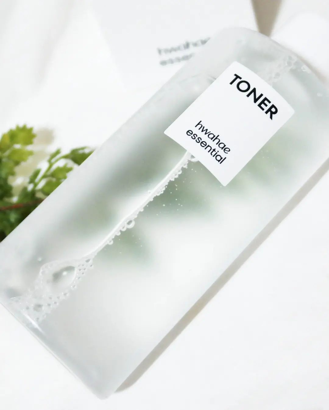 #협찬 

💧화해에센셜 데일리 토너💦 
300ml / 20,000원

✔ 수분 / 기본에 집중 / 순함 
✔ 워터 타입으로 촉촉하고 산뜻한 수분 충전
✔ 무자극 약산성 
✔ 무자극 수분필링 
✔ 피부 자극 테스트 완료 

화해를 애정하고 아끼는 코덕으로서 괜히 뿌듯한 일이 아닐 수가 없어요. 
뷰티 앱 화해의 첫 스킨케어 브랜드 '화해에센셜'이 드디어 탄생했거든요! 

화해에센셜에서 만든 첫 번째 제품인 💧데일리 토너💦를 사용해 봤는데요. 

무려 3,148명의 유저 리서치를 통해 '수분' 키워드를 기본으로 '순한' 키워드를 추출하고 1000만 뷰티 앱 화해 내부 데이터 분석으로 화해 유저가 선호하는 성분, 제형, 사용감 등을 적극 반영해 그 어떤 누구라도 편안하게 사용할 수 있게끔 만들었다고 해요. 

이렇게까지 철저한 분석을 통해 만들어진 그것도 화해 제품이라니 아.묻.따. 믿고 사용할 수밖에 없겠더라구요?

아마 저를 포함한 대부분 사람들의 스킨케어 첫 단계가 토너 사용이 아닐까 싶은데, 첫 단계이니만큼 다음 단계가 더 잘 흡수될 수 있도록 해야 하잖아요.

💧데일리 토너💦가 바로 수분 길을 열어주는 수분 결 토너로서의 역할을 톡톡히 해준답니다. 가벼운 워터 제형이라 바르는 즉시 수분감을 채워주고 여기에 히알루론산 성분까지 더해져 촉촉함이 배가 돼요. 

흡수가 빠르다 보니 건조함이 유독 심할 때 몇 번이고 덧발라 레이어링 하기에도 좋더라구요. 약산성 pH인 것은 물론 피부 저자극 임상 시험 결과 무자극 판정으로 민감한 피부도 편안하게 사용할 수 있어요. 

게다가 무색무취이기 때문에 더더욱 마일드한 수분 케어가 가능해요. 

그리고 식물 유래 PHA 성분의 함유로 자극 없이 데일리 각질 케어 또한 OK! 
수분감만으로 피부 결 정돈이 가능하다는 말씀!! 

세안 직후 즉각적 보습, 결 케어도 할 수 있는 자극감 0 순한 토너 
💧화해에센셜 데일리 토너💦

닦토, 흡토, 팩토까지 다양하게 활용하기도 좋고 무엇보다 화해에서 만든 거니까 수분 토너 추천할 만하죠? 

#화해 #화해SNS리뷰단 #화해에센셜 #데일리토너 #화해토너 #수분결토너 #수분토너추천 #무자극토너 #pha토너 #닦토추천