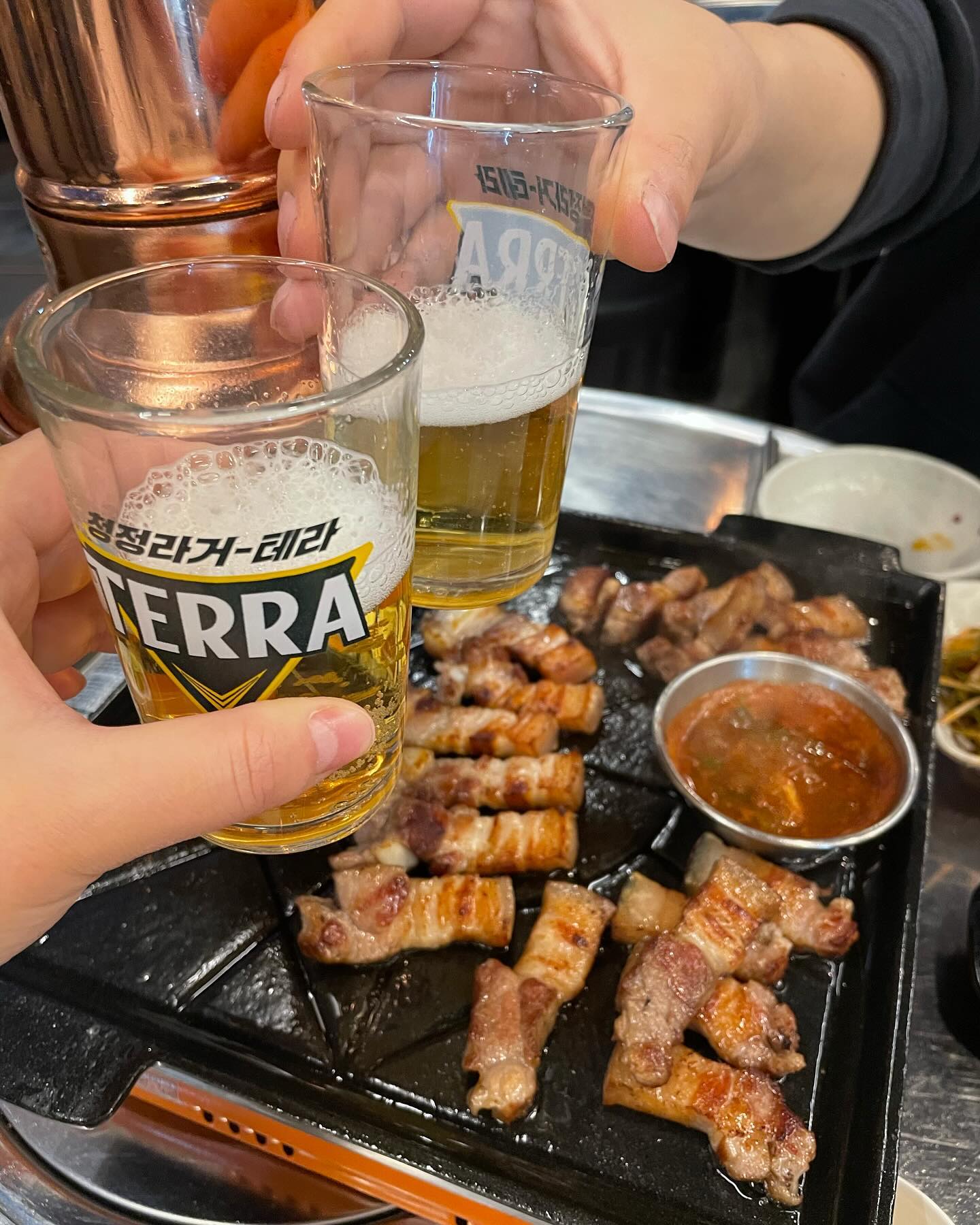 제주 흑돼지 전문점 평촌동 #제주본가 에 오겹살 먹으러 방문!

🤤쫄깃쫄깃한 오겹살이 진짜 맛있었어요!
🤤쌈 싸먹을 수 있는 명이나물, 묵은지, 상추무침과 함께 먹으면 꿀맛❤️
🤤세트메뉴에 있는 찌개는 고추장찌개로 칼칼해서 고기랑 찰떡궁합이였죠❤️
🤤재방문의사 100%

🍽️제주 까망돼지 오겹살 세트 : 찌개+고기2~3인 59,000원

⏰월~토 10:00~22:00, 일요일 13:00~22:00

📍경기 안양시 동안구 흥안대로 450-5 1층 제주본가