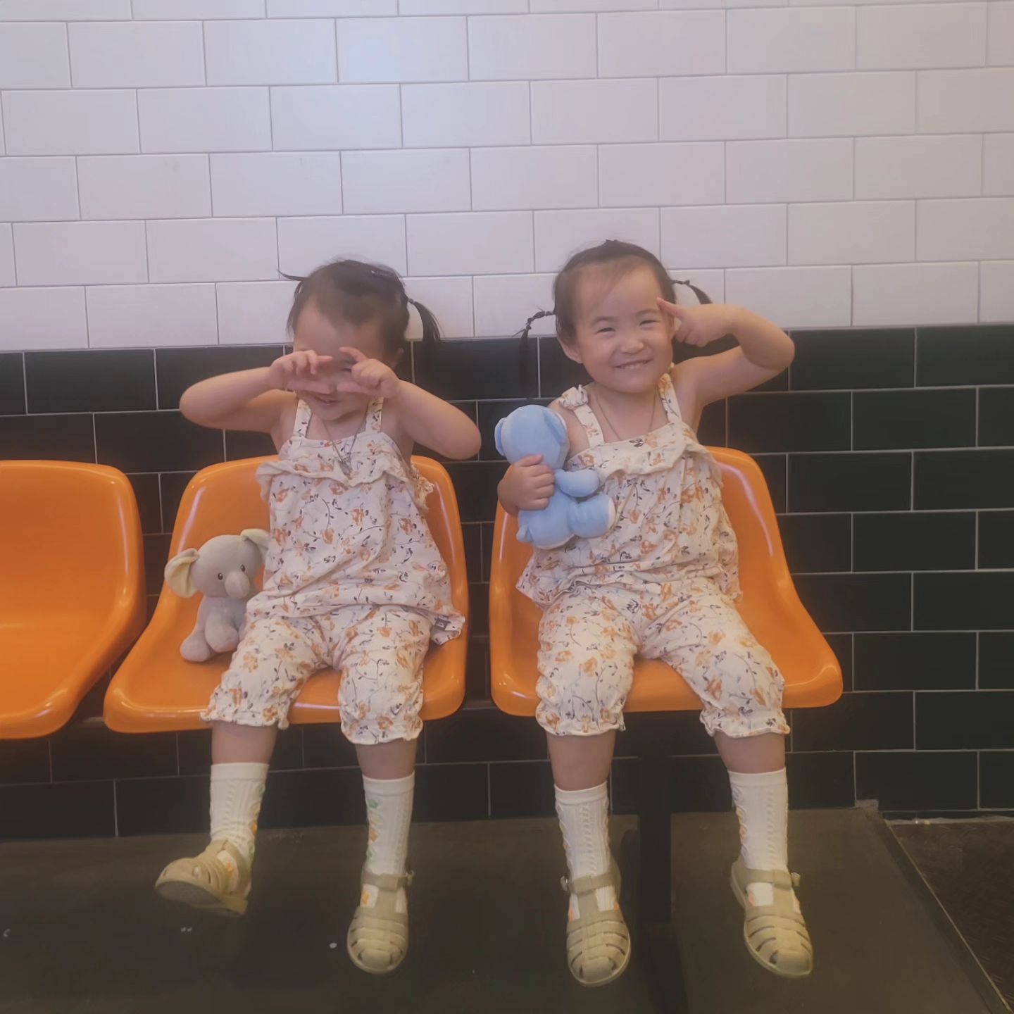 귀염둥이 아둥이랑 신나는 주말보내기😁

📍광교#핌언더그라운드
- 유아 2시간 19000원, 24갤이하 무료
- 가격대비 놀거리가 많지않음
- 그래도 28갤 아둥이가 2시간 놀만큼의 놀잇감은 있음
- 관리 직원이 많아 애들이랑 놀아주기도함
- 주말인데도 사람이 많지 않아 조용히 놀기 좋음
🍱
- 원래 피자를 팔았는데 중단됨. 그래서 외부음식 반입 가능함.
- 건물에 식당도 많고 플리마켓도 열려있음
- 바로 앞이 호수공원이라 산책하기 좋음
👍
- 24갤 이하 아기를 둔 부모에게 추천할만한 곳!

#28개월#아기랑갈만한곳
#주말#육아#뿌셔뿌셔