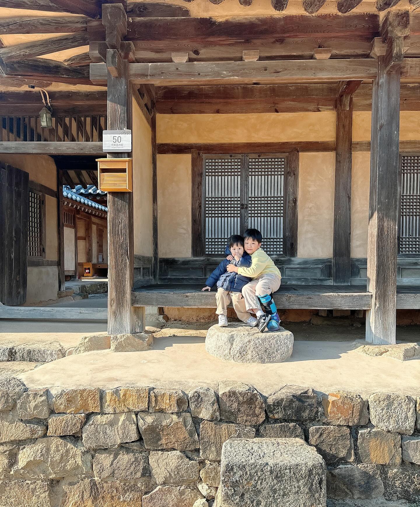 아빠 없이 처음 간 여행...아빠를 조금이라도 덜 생각해보려고 다녀온 경북 안동
가족한텐 말 못했지만..가는곳마다 아빠가 보였다..
-
-
#3월가족여행 #3대여행 #아빠없이처음간여행 #안동하회마을🎭 #엄마힐링여행 #소노벨청송 #소노벨청송_솔샘온천