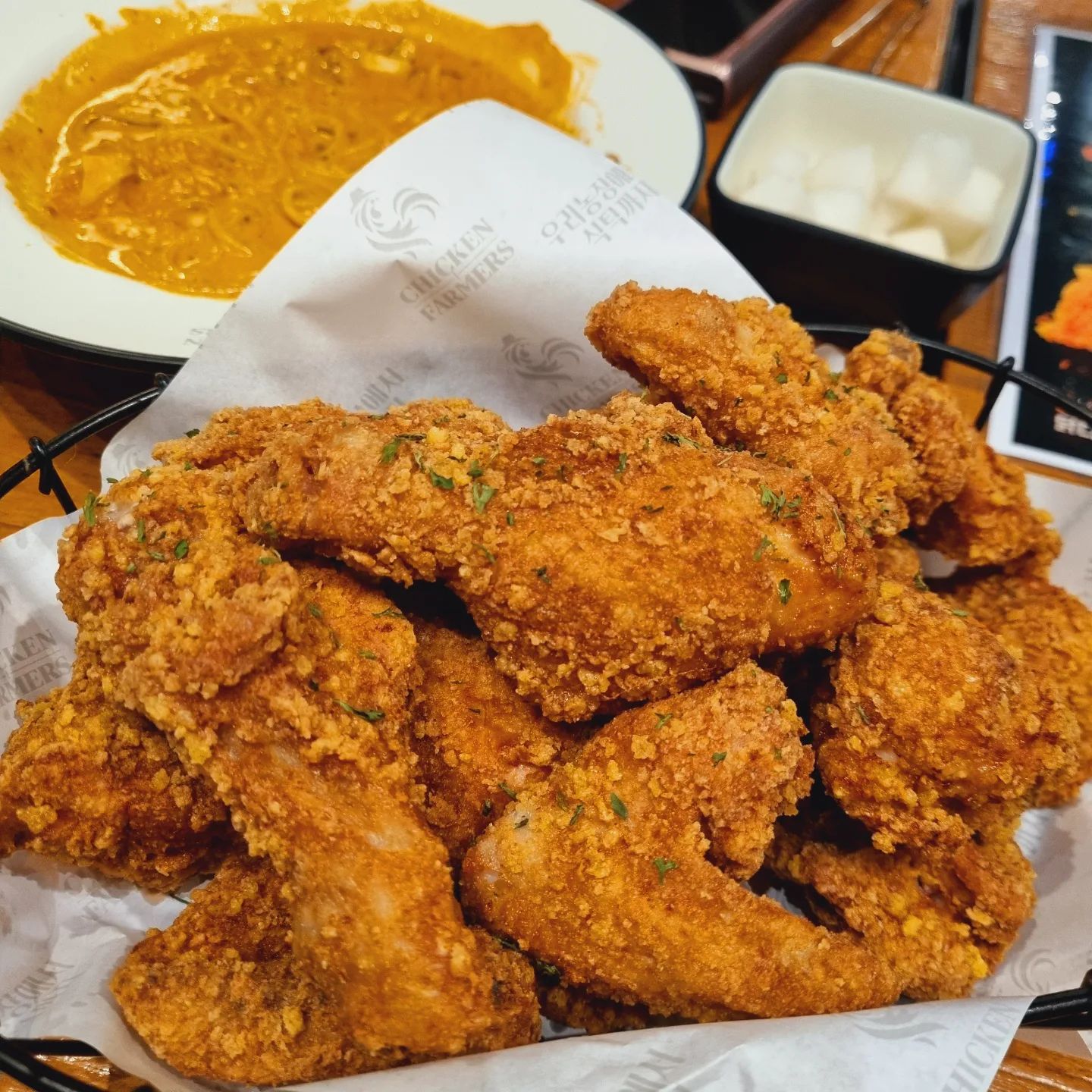 #협찬 

전현무가 모델인 #치킨파머스 첫방문! 

치킨&파스타 세트라니...안먹어볼 수 없쥬🤍 

옥수수 후레이크가 튀김옷에 잔뜩 있어서 고소해서 더 맛있었던 콘크런치 후라이드🌽 

겉바속촉은 말모말모🐔 

너무 맛있어서 생맥주가 술술 넘어갔쥬🍻 

게다가 같이 나온 쉬림프 로제 파스타는 기대 이상으로 너무 맛있어서 여기가 파스타 맛집인줄 오해할뻔...🙊 

살짝 매콤하면서도 부드럽고 달달한 로제 크림이 매력적이여서 손이 계속가는 쉬림프 로제 파스타🍝 

'콘크런치 후라이드&쉬림프 로제 파스타' 궁합 찬성이요👍🏻 

치킨파머스 세종나성점은 매장이 진짜 넓은 대형 카페형 치킨 매장이라 다음에 부모님 데리고 와야겠어유🤍 

#전현무 #전현무치킨 #치킨맛집 #파스타맛집 #세종맛집 #나성동맛집 #세종가볼만한곳 #세종치킨 #나성동치킨 #치킨파머스세종나성점
