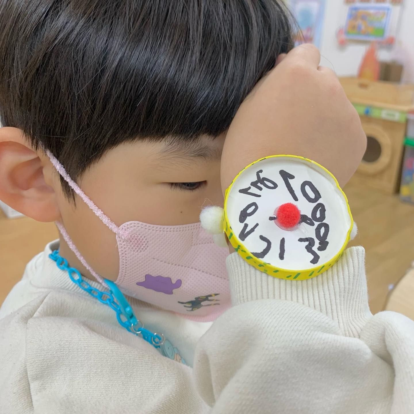 종이컵 손목시계 만들기⌚️

교실에 있는 생활도구에 관심이 많아진 파랑이들💙
그 중에서도 숫자가 가득 적혀있는 시계에 푹 빠져있어요

다들 시계하면 어떤 모양이 가장 먼저 떠오르시나요?

홍티는 정시마다 우는 뻐꾸기 시계가 가장 먼저 생각나네요👀

파랑이들은 손목시계 갖고싶다고 해서
종이컵으로 만들어보았어요

🖇️손목시계 만들기 재료는
색깔종이컵, 꾸미기재료, 매직, 까슬이, 보슬이를 준비해주세요🙌🏻

종이컵 옆면을 2센치정도 
손목차는 부분이 될 수 있도록 넓은 폭으로 오려주세요

📌이때 포인트는 2센치로 오린 부분이 서로 마주보고 있어야해요

2센치 폭을 제외한 나머지 종이컵 부분은 모두 제거해주세요✂️
종이컵의 동그라미 밑면에 숫자를 적어 시계 완성

손목시계 만들기 후 
파랑이들은 집에 갈때까지 꼭 차고 있었어요😇

#놀이중심 #홍티놀이 #생활도구만들기 #종이컵만들기 #시계만들기 #생활도구미술활동