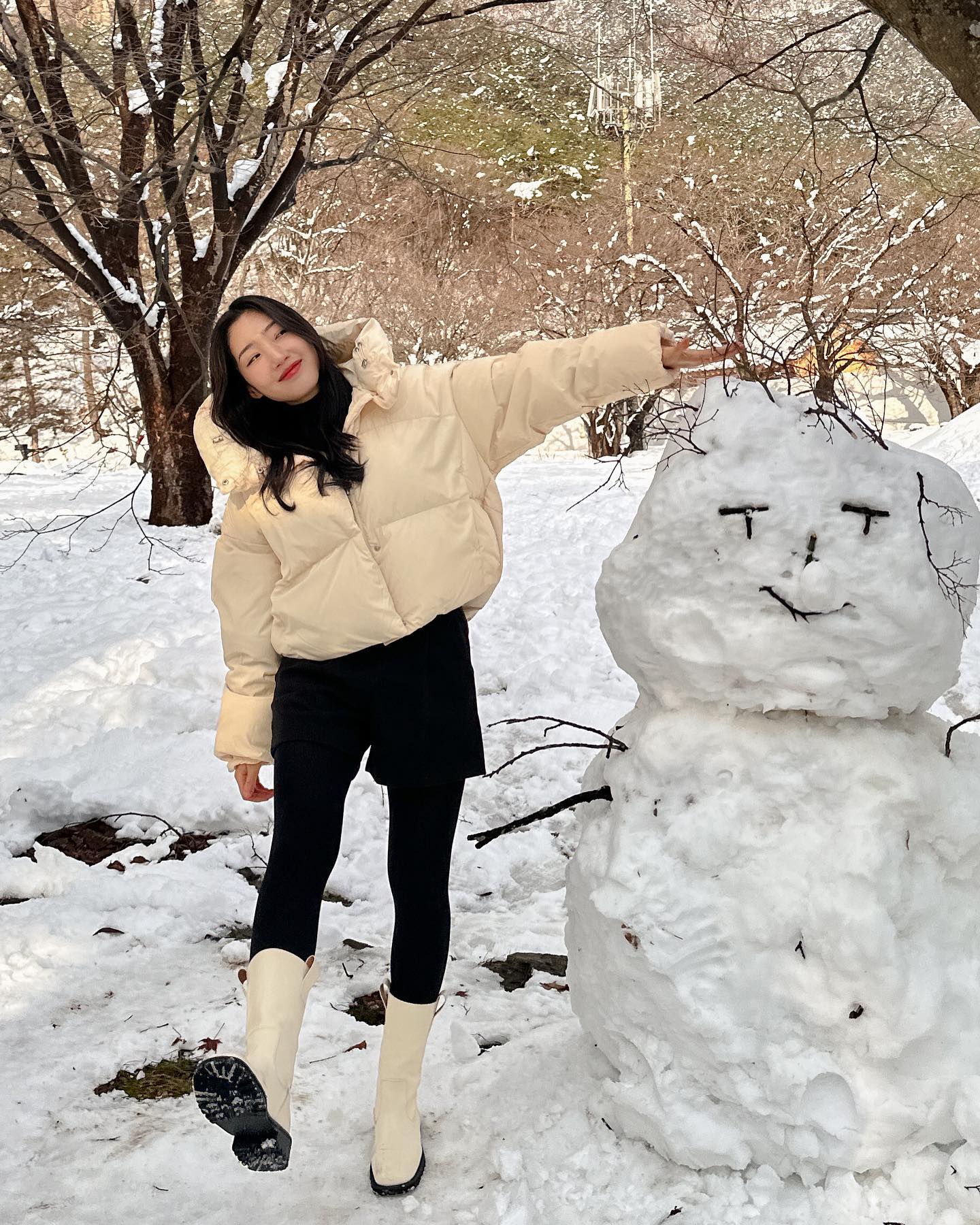 #협찬 raive_studio 

눈 잔뜩 온 크리스마스에 함께한 #레이브 #숏패딩 🤍 아방한 핏 넘 귀엽고요 •• 이거 입으니까 하나도 안 춥던걸요 😏 포근한 후드까지 귀여운 #여자숏패딩 으로 원픽이쟈나 ••🫶
