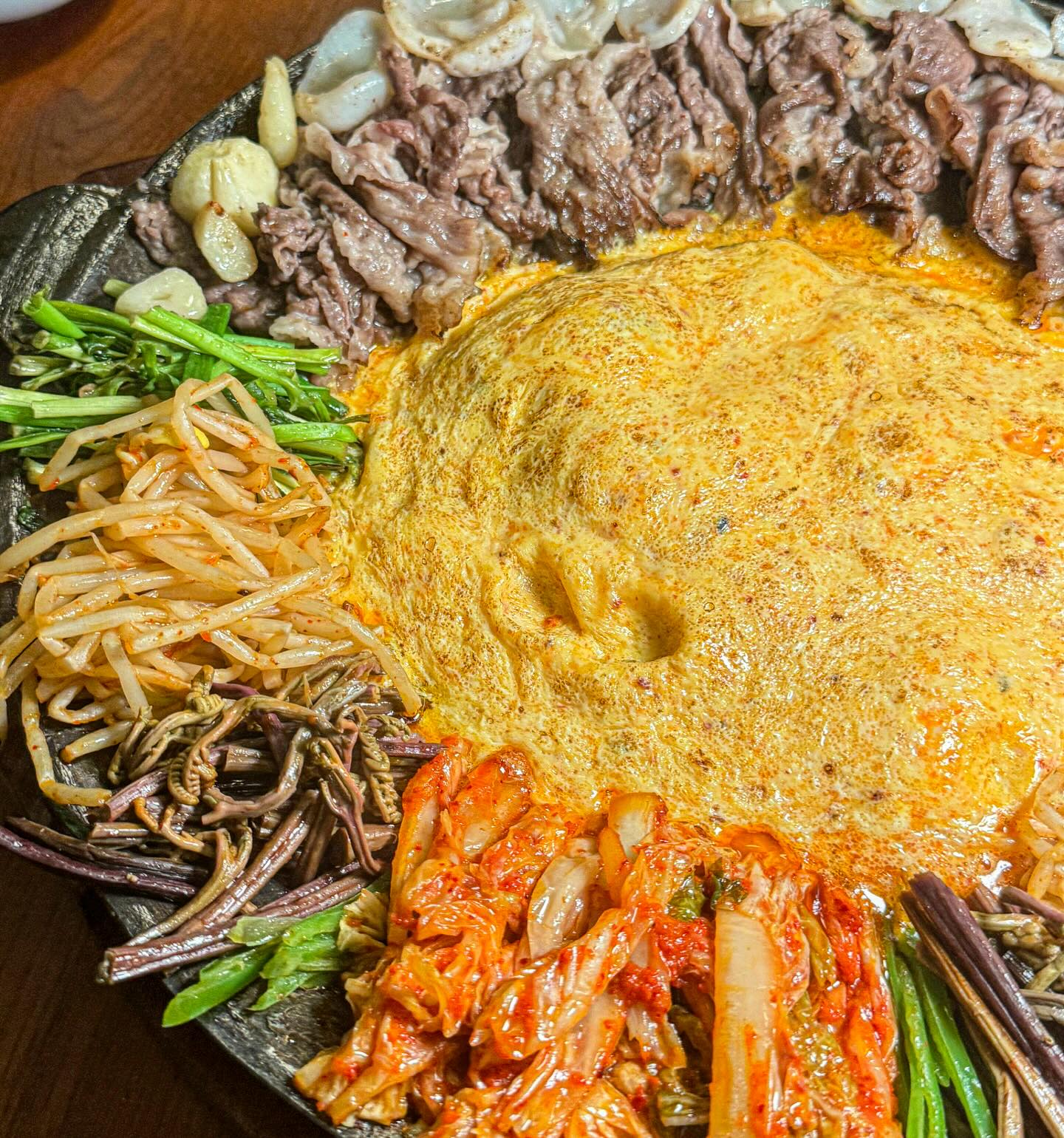 🍱 #한미옥 청담본점 📍 서울 압구정
🌟 [ hanmiok0616 x abang___ok ]
✴️ 한식에 새로움을 부여하다. 비쥬얼과 맛 모두 대만족.
📅 2024-01-00(-)

▬▬▬▬▬▬▬▬▬▬▬▬▬▬▬▬▬▬▬

🏠 압구정로데오역 바로 근처로 확장 이전하여 더욱 넓고 쾌적해졌다. 이미 해외까지 입소문이 자자한 진짜 맛집. 매장 곳곳에 한국적인 디테일함들이 살아있고, 공간과 음식 그리고 서비스까지 믿음이 가는 곳이다.

🍱 한미옥 세트메뉴 
+ 🍱 차돌초밥 : 토치로 불맛입힌 애피타이져
+ 🍱 한우삼합 한판 (채끝등심 + 특안심)
 : 432시간 저온 숙성 한우 1++ BMS No.9
  솥뚜껑위에 갓김치 키조개 송화버섯 미나리가 한가득
  한점 한점 풍미가 가득하니 먹는 즐거움이 있다.
+ 🍱 차돌구절판
 : 차돌박이와 각종 나물들의 조합이 환상적이다.
 알록달록 비쥬얼과 퍼포먼스까지 찍는 재미가 있다.

🍱 1++ 한우육회 : 눈이 휘동그래질 정도로
맛있었던 편육. 비밀이 궁금해지는 엄지척 메뉴다.

🍱 전라도식 육회와 경상도식 육회
- 참기름,설탕,소금 베이스의 담백한 경상도식과
- 고추장 베이스의 경상도식. 둘 다 감칠맛이 좋아
깔끔한 솥밥에 곁들이니 유난히 더 잘 어울리더라.

🍱 벌교꼬막무침 🍱 돌산갓김치
술안주로 살발라낸 꼬막도 갓김치도 맛이 참 좋다.

🍱 육회국수 🍱 물냉면
시원한게 땡기면 국수와 물회. 육수가 쭉쭉 들어간다.

🍱 볶음밥 은 못참지라고 한마음으로 볶았다.
역시나 K-디저트에 다들 숫가락이 멈추지 않는다.

🍱 된장찌개 경북 청도에서 온 장인의 된장으로
아주 묵직하고 진하다. 그냥도 좋고 술밥으로도 좋다

🍱 굴솥밥 🍱 버섯솥밥
솥밥을 참 좋아한다. 양념장, 반찬들과 조화가 좋다.

🍱 경상북도에서 자주 즐기는 고추물에 김 싸먹으면
아주 기가 막힌다. 멸치와 고추가 주는 절대적인 맛.
일반적으로 멸치,액젓,돼지고기,소고기 등
다양한 재료로 만들어서 집집마다 맛이 다르다.

😋 처음 방문해 본 한미옥 맛있고 멋있고 훌륭했다. 식사로도 술자리로도 모임으로도 접대자리로도, 남녀노소 특히 해외손님들까지 가리지 않고 만족하실만한 그런 훌륭한 식당이다.

▬▬▬▬▬▬▬▬▬▬▬▬▬▬▬▬▬▬▬

🏡 한미옥 청담본점
☎️ 02-545-4622
📍 서울 강남구 선릉로 822 지하 1층
📍 서울 청담동 85-2
📍 압구정로데오역 4번출구 150미터
⏰ 매일 12:00-22:00
⏰ 매일 B.T 15:00-17:00 
⏰ 매일 L.O 21:10

- 발렛주차 점심 : 4000 / 저녁:5000
- 주류 및 콜키지 : 4인기본 2만원 / 1인추가 5천원
- 프라이빗룸 : 4인 6인 8인 12인

📍 여의도점 : 여의나루로 81 한마루빌딩 1층

▬▬▬▬▬▬▬▬▬▬▬▬▬▬▬▬▬▬▬
