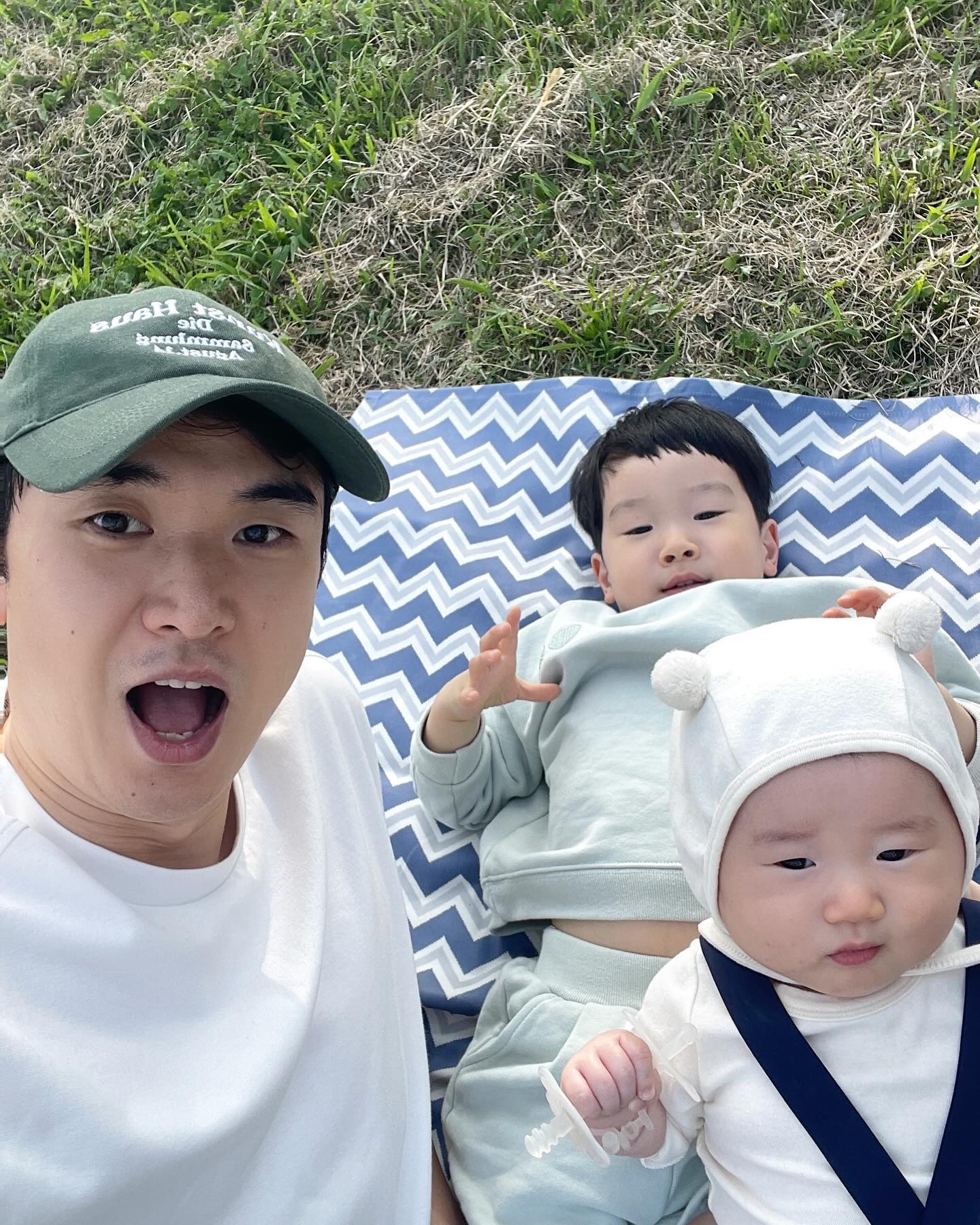 🙋🏻‍♂️육아에 진심인 아빠들이 꼭 실천하는 5가지

🛁 1. 아이와의 목욕 시간
생후 6개월 동안의 스킨십은 아이와의 애착 형성에 중요합니다. 목욕은 옥시토신을 자극해 아빠와 아이 사이의 신뢰와 친밀감을 키웁니다.

🎲 2. 아이와 적극적으로 놀아주기
아이와의 놀이는 인지력, 집중력, 자기 조절력을 향상시킬 수 있는 좋은 방법입니다. 신체 놀이와 손 조작 놀이를 통해 아이의 성장 단계에 맞는 발달을 도울 수 있습니다.

🌳 3. 다양한 체험활동
호기심이 많은 아이들과 함께 캠핑, 등산, 보드게임 등을 하면서 새로운 경험을 제공하세요. 이러한 활동들은 아이의 사회성 발달과 함께 대화와 토론 능력을 길러줍니다.

📚 4. 아이에게 책을 읽어주기
독서는 아이의 언어 발달과 정서 안정에 큰 도움을 줍니다. 부드러운 아빠의 중저음 목소리로 책을 읽어주면 아이는 책의 내용을 더 흥미롭게 느끼고 친밀감을 높일 수 있습니다.

🌟 5. 따뜻한 칭찬과 격려
칭찬과 격려는 아이가 자신감을 가지고 세상을 대면하도록 돕습니다. 아빠의 긍정적인 피드백은 아이가 감정 조절과 갈등 해결 능력을 자연스럽게 배우게 합니다.

아빠가 육아에 적극적으로 참여는 아이의 발달은 물론 가족 간의 긍정적인 관계 형성에도 큰 역할을 합니다. 아빠의 소소한 노력이 아이의 성장에 큰 변화를 가져올 수 있습니다! 🌈✨

작은 것부터 실천해봅시다!!😁
우리 아빠들 점수 몇점인가요?? ㅎㅎ

■ ■ ■ ■ ■ ■ ■ ■ ■ ■ ■ ■ ■ ■ 

🚂은우파파 x 브리오 Best 특가기획전 
오픈했어요.(지난 게시글 참조)

💌저에게 DM 또는 스토리로 
구매인증 보내주시는 
3분 추첨해서 (금액 무관)
4만원 상당의 플레이모빌 50주년 전시회 초대권 
2매씩 보내드릴게요! 

👇🏻브리오 특가 확인하러 가기 (프로필 링크)
eunwoo_papapa 
eunwoo_papapa 

■ ■ ■ ■ ■ ■ ■ ■ ■ ■ ■ ■ ■ ■ 

#공동육아 #육아정보 #육아기록 
#아빠육아 #아빠힘내세요 #육아하는아빠