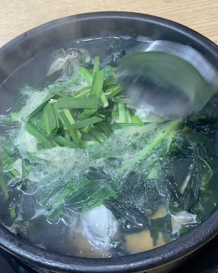 #겨울음식 #남대문굴국밥
올 해 마지막 등산으로 선택한 남산!
남산 만만치 않은 곳이군🤔

하산하며 점심으로 찾은 식당은 남대문에서도 유명한
통영 어부의 딸이 운영하는, 식당이름부터 예사롭지않은 <그냥밥집>

📍주소 : 회현동1가 129-2
📍전화 : 0507-1419-7973
📍영업 : 월 - 금 11:00 ~ 22:00 (매주 토,일 정기휴무)

이미 이영자 맛집으로도 유명하다던데.. 역시나 였다👍

숯불 불백이 젤 유명하고 겨울 제철음식인 굴국밥도 유명한 곳!
전화 예약으로만 가능한 오마카세도 있다는데
너무너무너무너무 궁금하다...😮

반찬 하나하나 내 입맛에 맛고 깔끔하고 너무 맛있었다
몇 번을 리필해서 먹었는지 몰라😅

굴 크기는 어떤데....
이미 한 번 끓여서 쪼그라들었을 텐데도 엄청 크다
양도 좀 보소....
먹어도 먹어도 줄지를 않아

반숙 계란도 하나 들어가 있고
부추랑 미역까지... 바다의 맛이다...😌
황태로 국물을 내어 비린맛이 전혀 없고 너무 맛있음!

완뚝 성공👍

양도 정말 많아서 먹어도 먹어도 안 줄었는데
너무 맛있어 남기기가 아까워 국물까지 싹싹 긁어먹었다!
사장님도 양이 만만치 않은데 어떻게 다 먹었냐고 
잘 먹으니 좋다고 칭찬받음 헤헷 🥰

여기는 그냥 찐임👍

.
.
.

#그냥밥집 #굴국밥 #남대문굴국밥 #서울역굴국밥 #회현굴국밥 #회현굴맛집 #서울역맛집 #회현역맛집 #회현역굴국밥	#남대문맛집 #남산맛집 #남대문그냥밥집 #남산산책 #회현그냥밥집 #제철음식 #겨울제철음식 #겨울굴요리 #겨울굴국밥