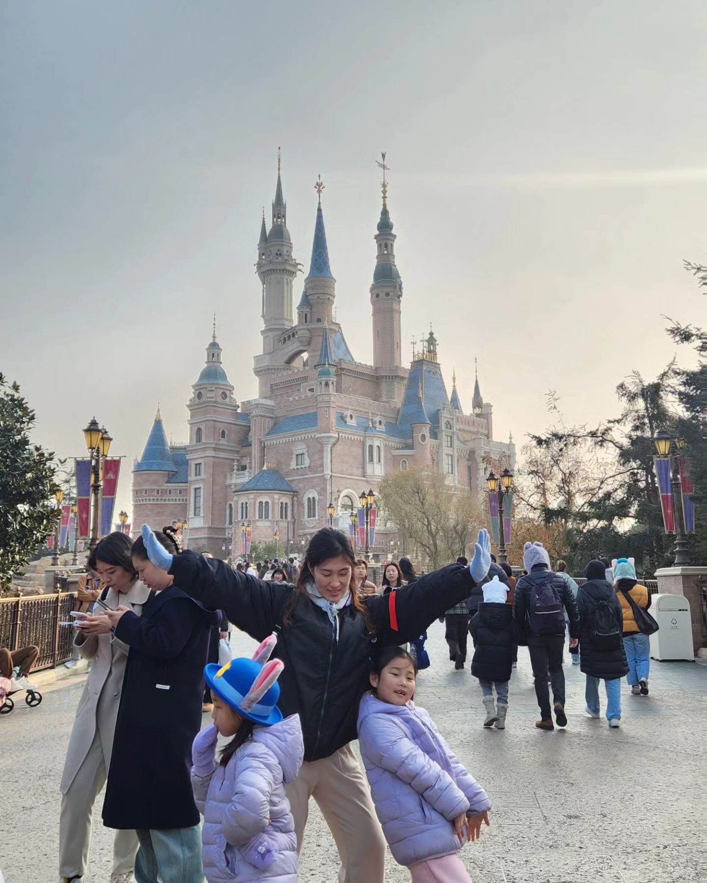 Welcome to Disney 👸
평일 방문이라 그런지 주토피아입장만(60분)빼고는 5분,20분,40분 순삭 기다림에 지루함이 없던건 야외 지나고 나면 스토리연결이라 보는재미 구경하는재미 쏠쏠 
첫 디즈니라 입장권이 자유놀이포함인줄도 모르던 🤣
롤러코스터에 빠져서 밤에 대기 줄 짧아지니 연속 3회전하고 마지막 폭죽보고 하루종료 ✌️
#disney #Shanghai #상하이여행 #상하이디즈니랜드 #동방명주#와이탄 #예원