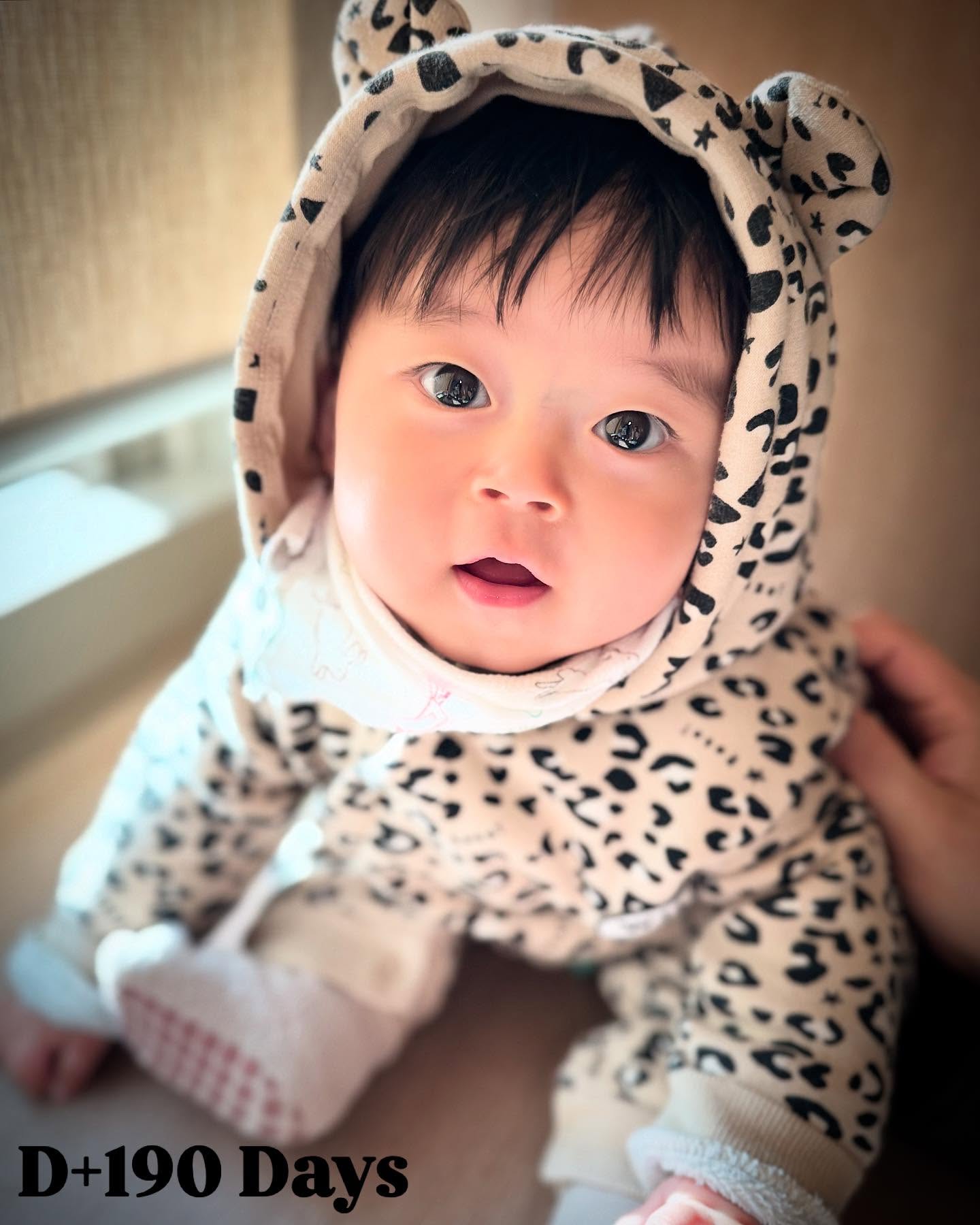 아기표범 차누🐆 190일까지 건강하게 자라서 감사하다❤️ 올해 받은 은혜가 너무 많다~~ 하늘을 두루마리 삼고 바다를 먹물삼아도 그 사랑과 은혜를 적기에 부족하네~ 감사하고 사랑합니다 주님🫶🏻.tmi-교회창가에서 찍은 사진…이렇게 잘나올 중이야😁😂#육아일기그램 #아들맘💕